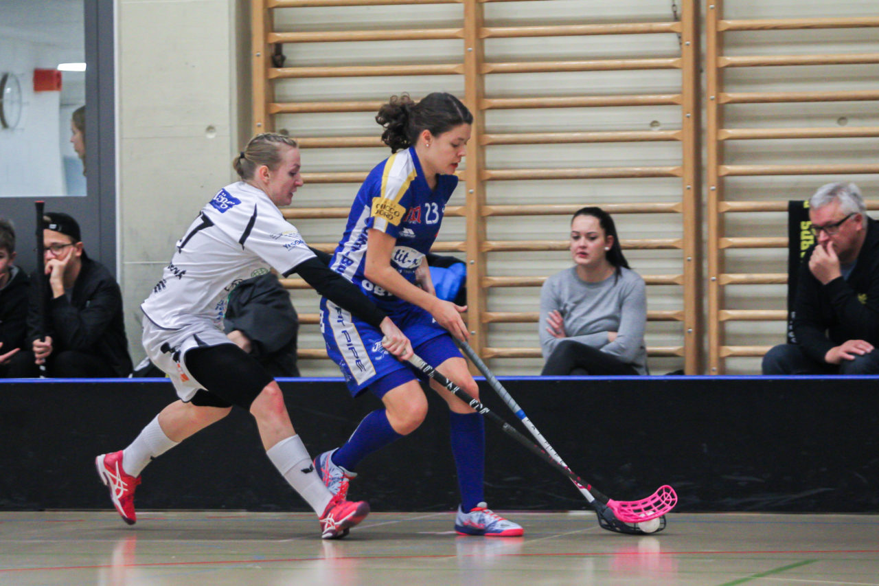 Hüenerweid (Dietlikon), 18.11.2018, Unihockey Damen Cup 1/4-Final, Kloten-Dietlikon Jets - Wizards Bern Burgdorf, Isabelle Gerig (Nr. 23, Kloten-Dietlikon Jets) im Zweikampf mit Eva Krauskopfová (Nr. 77, Bern Burgdorf Wizards)

(Claudio Schwarz, unihockey-fotos.ch)

Copyright: Claudio Schwarz, unihockey-fotos.ch – Dieses Bild wurde durch swiss unihockey lizenziert und darf ausschliesslich auf den Online-Kanälen von swiss unihockey verwendet werden. Die redaktionelle oder kommerzielle Nutzung durch Dritte (Medien, Vereine, Unternehmen oder Privatpersonen) per Download von diesem flickr-Account ist ausgeschlossen. Das Bild kann bei Interesse via unihockey-fotos.ch kostenpflichtig lizenziert werden. unihockey-fotos.ch behält sich vor, fehlbaren Medien, Vereinen, Unternehmen oder Privatpersonen Bilder mit einem Zuschlag in Rechnung zu stellen.