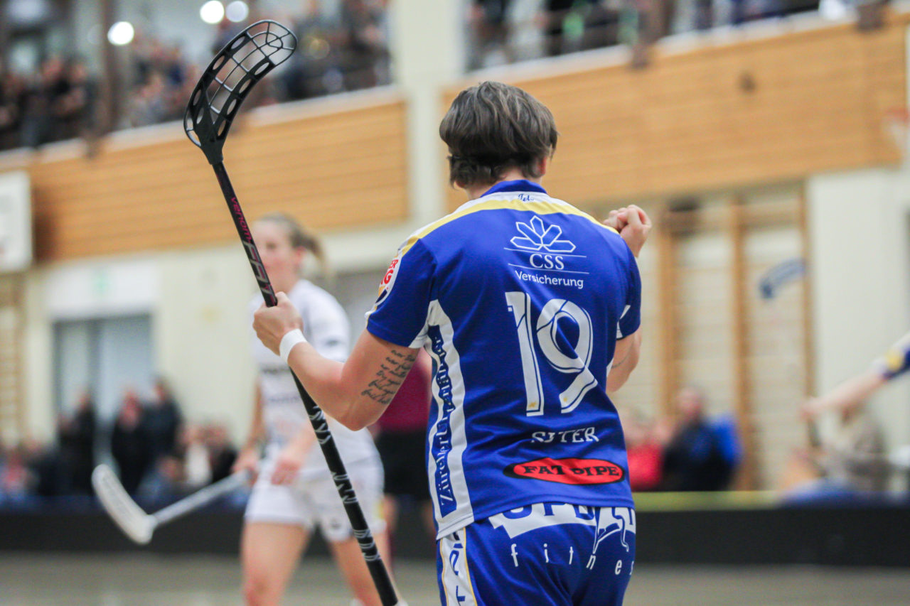 Hüenerweid (Dietlikon), 18.11.2018, Unihockey Damen Cup 1/4-Final, Kloten-Dietlikon Jets - Wizards Bern Burgdorf, Julia Suter (Nr. 19, Kloten-Dietlikon Jets) bejubelt das 1:0

(Claudio Schwarz, unihockey-fotos.ch)

Copyright: Claudio Schwarz, unihockey-fotos.ch – Dieses Bild wurde durch swiss unihockey lizenziert und darf ausschliesslich auf den Online-Kanälen von swiss unihockey verwendet werden. Die redaktionelle oder kommerzielle Nutzung durch Dritte (Medien, Vereine, Unternehmen oder Privatpersonen) per Download von diesem flickr-Account ist ausgeschlossen. Das Bild kann bei Interesse via unihockey-fotos.ch kostenpflichtig lizenziert werden. unihockey-fotos.ch behält sich vor, fehlbaren Medien, Vereinen, Unternehmen oder Privatpersonen Bilder mit einem Zuschlag in Rechnung zu stellen.
