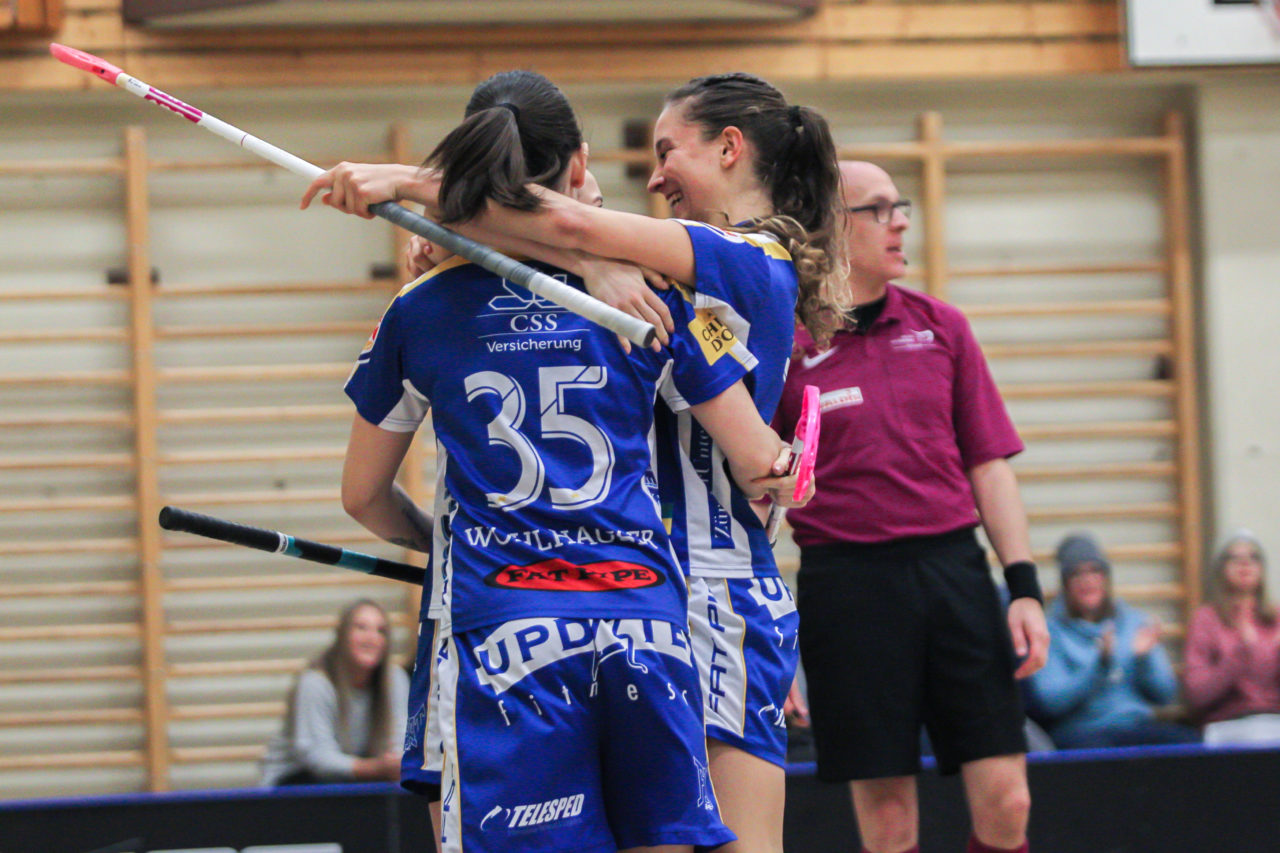 Hüenerweid (Dietlikon), 18.11.2018, Unihockey Damen Cup 1/4-Final, Kloten-Dietlikon Jets - Wizards Bern Burgdorf, Jets Torjubel

(Claudio Schwarz, unihockey-fotos.ch)

Copyright: Claudio Schwarz, unihockey-fotos.ch – Dieses Bild wurde durch swiss unihockey lizenziert und darf ausschliesslich auf den Online-Kanälen von swiss unihockey verwendet werden. Die redaktionelle oder kommerzielle Nutzung durch Dritte (Medien, Vereine, Unternehmen oder Privatpersonen) per Download von diesem flickr-Account ist ausgeschlossen. Das Bild kann bei Interesse via unihockey-fotos.ch kostenpflichtig lizenziert werden. unihockey-fotos.ch behält sich vor, fehlbaren Medien, Vereinen, Unternehmen oder Privatpersonen Bilder mit einem Zuschlag in Rechnung zu stellen.