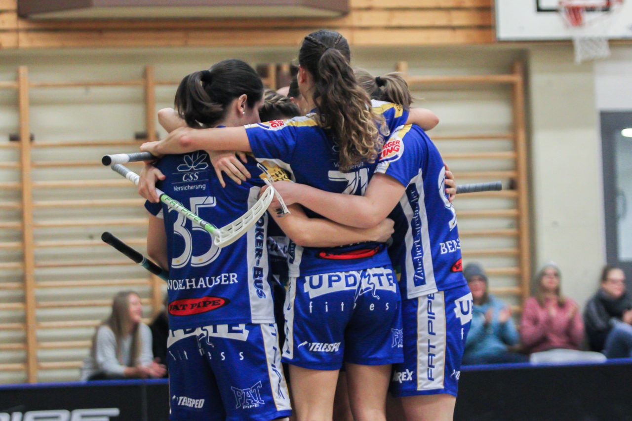 Hüenerweid (Dietlikon), 18.11.2018, Unihockey Damen Cup 1/4-Final, Kloten-Dietlikon Jets - Wizards Bern Burgdorf, Jets Torjubel

(Claudio Schwarz, unihockey-fotos.ch)

Copyright: Claudio Schwarz, unihockey-fotos.ch – Dieses Bild wurde durch swiss unihockey lizenziert und darf ausschliesslich auf den Online-Kanälen von swiss unihockey verwendet werden. Die redaktionelle oder kommerzielle Nutzung durch Dritte (Medien, Vereine, Unternehmen oder Privatpersonen) per Download von diesem flickr-Account ist ausgeschlossen. Das Bild kann bei Interesse via unihockey-fotos.ch kostenpflichtig lizenziert werden. unihockey-fotos.ch behält sich vor, fehlbaren Medien, Vereinen, Unternehmen oder Privatpersonen Bilder mit einem Zuschlag in Rechnung zu stellen.