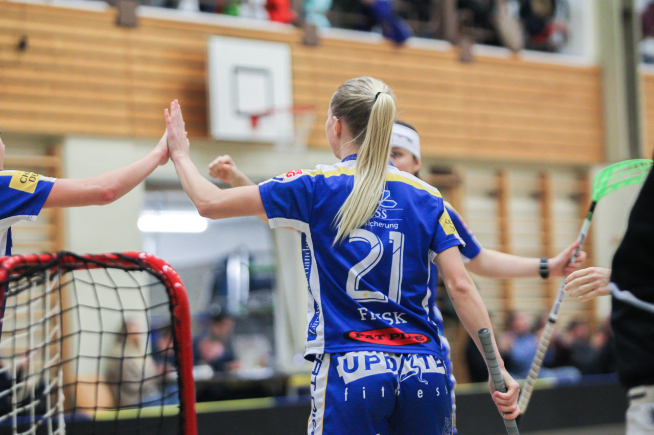 Hüenerweid (Dietlikon), 18.11.2018, Unihockey Damen Cup 1/4-Final, Kloten-Dietlikon Jets - Wizards Bern Burgdorf, Elsa Frisk (Nr. 21, Kloten-Dietlikon Jets) klatscht ab

(Claudio Schwarz, unihockey-fotos.ch)

Copyright: Claudio Schwarz, unihockey-fotos.ch – Dieses Bild wurde durch swiss unihockey lizenziert und darf ausschliesslich auf den Online-Kanälen von swiss unihockey verwendet werden. Die redaktionelle oder kommerzielle Nutzung durch Dritte (Medien, Vereine, Unternehmen oder Privatpersonen) per Download von diesem flickr-Account ist ausgeschlossen. Das Bild kann bei Interesse via unihockey-fotos.ch kostenpflichtig lizenziert werden. unihockey-fotos.ch behält sich vor, fehlbaren Medien, Vereinen, Unternehmen oder Privatpersonen Bilder mit einem Zuschlag in Rechnung zu stellen.
