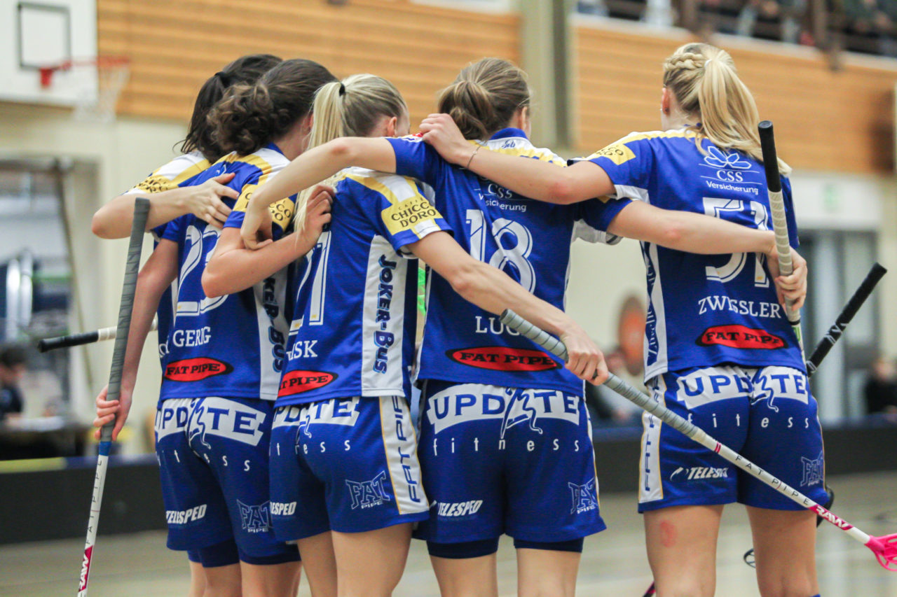 Hüenerweid (Dietlikon), 18.11.2018, Unihockey Damen Cup 1/4-Final, Kloten-Dietlikon Jets - Wizards Bern Burgdorf, Jets Torjubel

(Claudio Schwarz, unihockey-fotos.ch)

Copyright: Claudio Schwarz, unihockey-fotos.ch – Dieses Bild wurde durch swiss unihockey lizenziert und darf ausschliesslich auf den Online-Kanälen von swiss unihockey verwendet werden. Die redaktionelle oder kommerzielle Nutzung durch Dritte (Medien, Vereine, Unternehmen oder Privatpersonen) per Download von diesem flickr-Account ist ausgeschlossen. Das Bild kann bei Interesse via unihockey-fotos.ch kostenpflichtig lizenziert werden. unihockey-fotos.ch behält sich vor, fehlbaren Medien, Vereinen, Unternehmen oder Privatpersonen Bilder mit einem Zuschlag in Rechnung zu stellen.