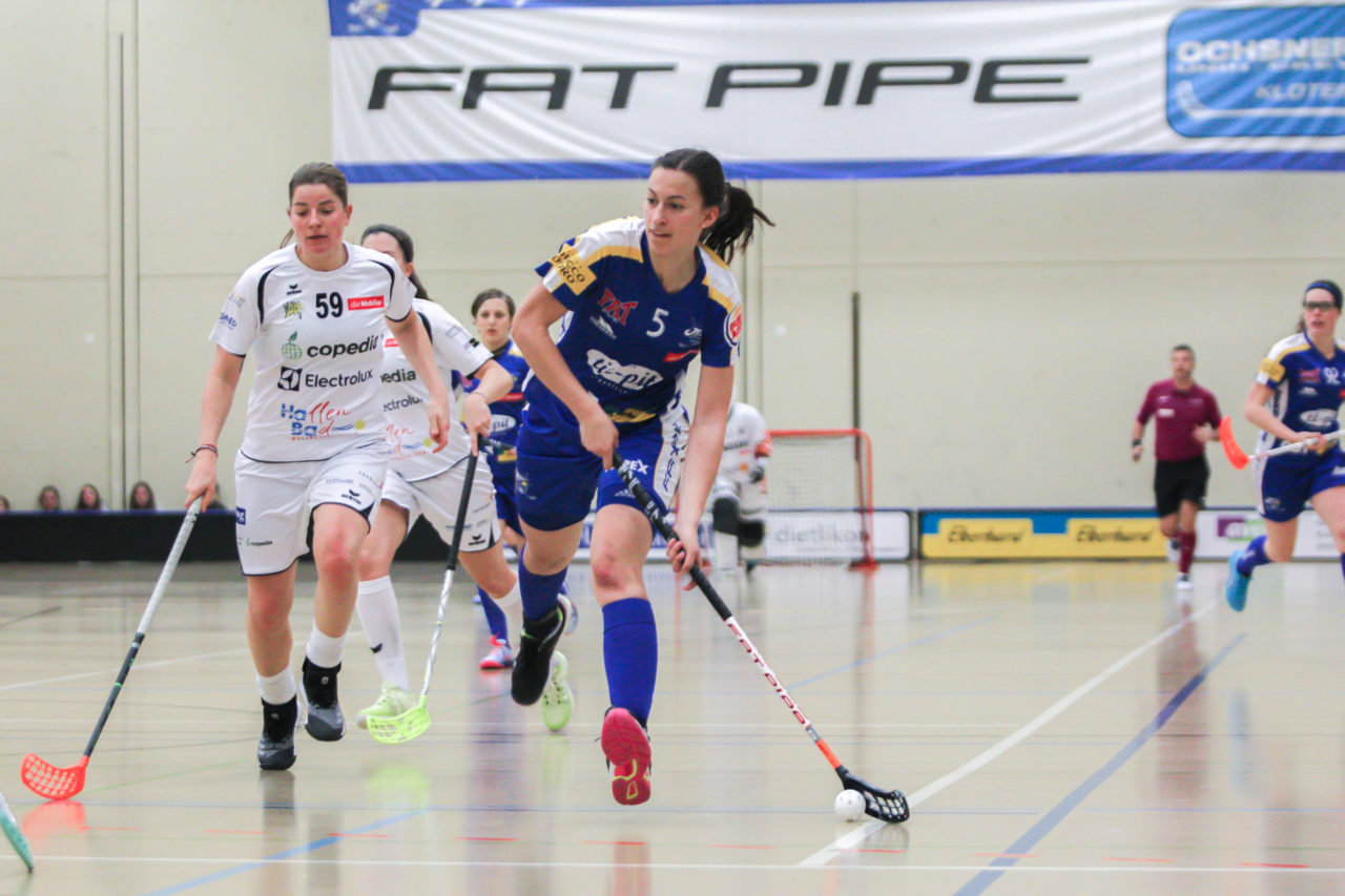 Hüenerweid (Dietlikon), 18.11.2018, Unihockey Damen Cup 1/4-Final, Kloten-Dietlikon Jets - Wizards Bern Burgdorf, Andrea Gämperli (Nr. 5, Kloten-Dietlikon Jets) mit einem Abschlussversuch

(Claudio Schwarz, unihockey-fotos.ch)

Copyright: Claudio Schwarz, unihockey-fotos.ch – Dieses Bild wurde durch swiss unihockey lizenziert und darf ausschliesslich auf den Online-Kanälen von swiss unihockey verwendet werden. Die redaktionelle oder kommerzielle Nutzung durch Dritte (Medien, Vereine, Unternehmen oder Privatpersonen) per Download von diesem flickr-Account ist ausgeschlossen. Das Bild kann bei Interesse via unihockey-fotos.ch kostenpflichtig lizenziert werden. unihockey-fotos.ch behält sich vor, fehlbaren Medien, Vereinen, Unternehmen oder Privatpersonen Bilder mit einem Zuschlag in Rechnung zu stellen.