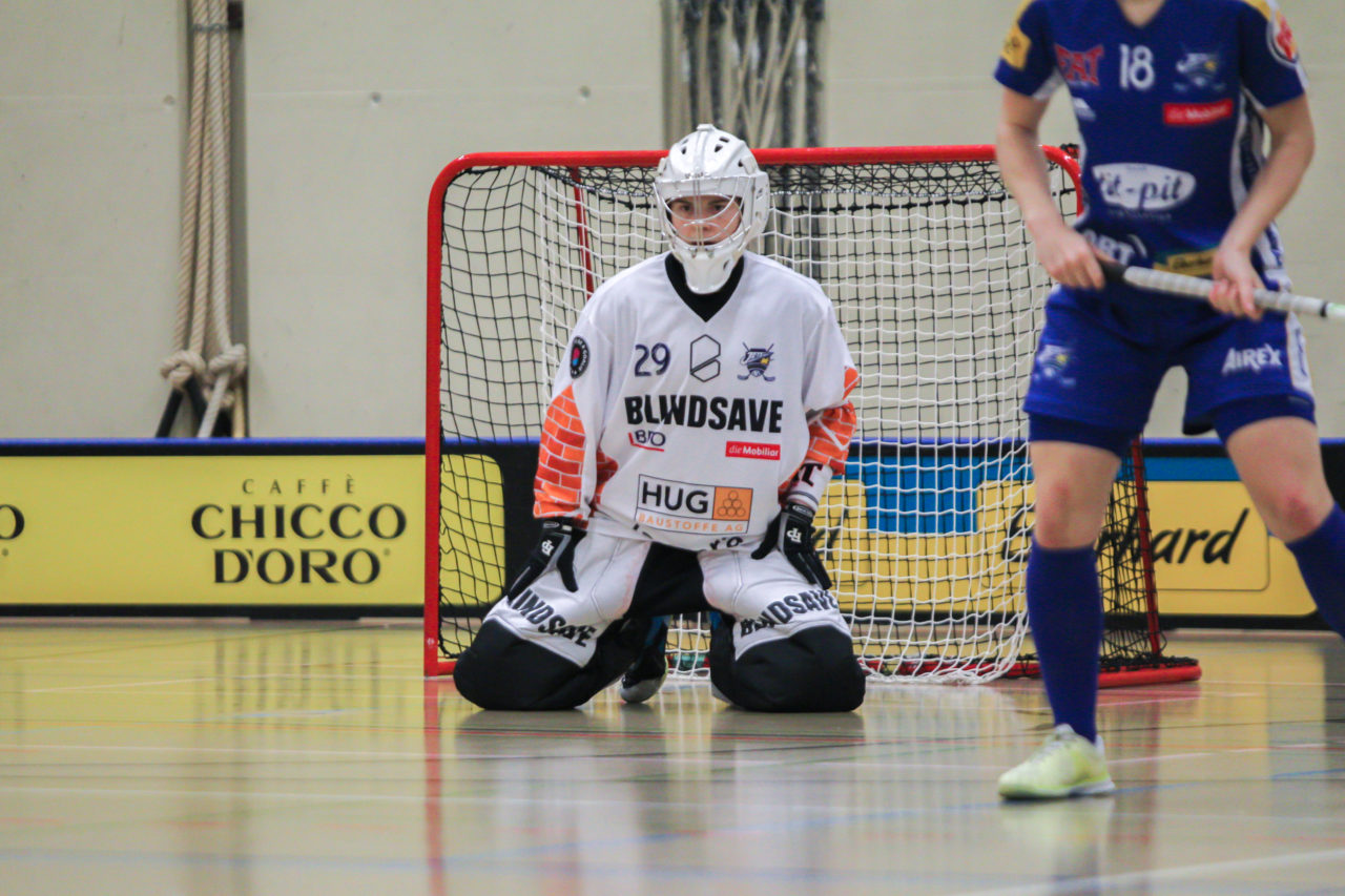 Hüenerweid (Dietlikon), 18.11.2018, Unihockey Damen Cup 1/4-Final, Kloten-Dietlikon Jets - Wizards Bern Burgdorf, Monika Schmid (Nr. 29, Kloten-Dietlikon Jets)

(Claudio Schwarz, unihockey-fotos.ch)

Copyright: Claudio Schwarz, unihockey-fotos.ch – Dieses Bild wurde durch swiss unihockey lizenziert und darf ausschliesslich auf den Online-Kanälen von swiss unihockey verwendet werden. Die redaktionelle oder kommerzielle Nutzung durch Dritte (Medien, Vereine, Unternehmen oder Privatpersonen) per Download von diesem flickr-Account ist ausgeschlossen. Das Bild kann bei Interesse via unihockey-fotos.ch kostenpflichtig lizenziert werden. unihockey-fotos.ch behält sich vor, fehlbaren Medien, Vereinen, Unternehmen oder Privatpersonen Bilder mit einem Zuschlag in Rechnung zu stellen.