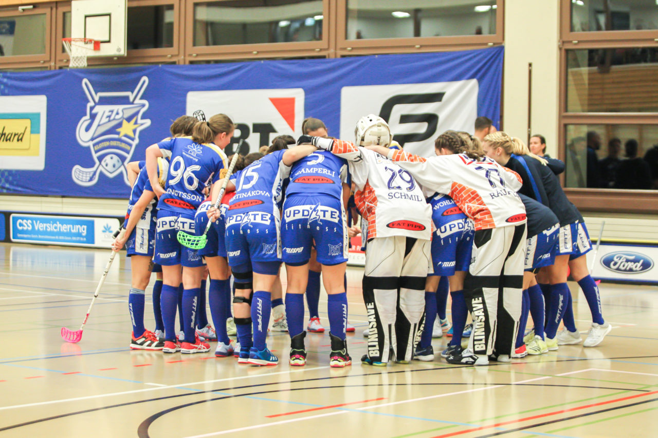 Hüenerweid (Dietlikon), 18.11.2018, Unihockey Damen Cup 1/4-Final, Kloten-Dietlikon Jets - Wizards Bern Burgdorf, die Jets bejubeln ihren Sieg

(Claudio Schwarz, unihockey-fotos.ch)

Copyright: Claudio Schwarz, unihockey-fotos.ch – Dieses Bild wurde durch swiss unihockey lizenziert und darf ausschliesslich auf den Online-Kanälen von swiss unihockey verwendet werden. Die redaktionelle oder kommerzielle Nutzung durch Dritte (Medien, Vereine, Unternehmen oder Privatpersonen) per Download von diesem flickr-Account ist ausgeschlossen. Das Bild kann bei Interesse via unihockey-fotos.ch kostenpflichtig lizenziert werden. unihockey-fotos.ch behält sich vor, fehlbaren Medien, Vereinen, Unternehmen oder Privatpersonen Bilder mit einem Zuschlag in Rechnung zu stellen.