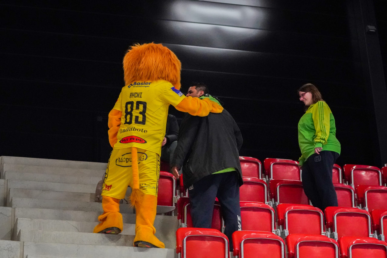 AXA Arena (Winterthur), 26.01.2019, Unihockey Herren NLA 19. Runde, HC Rychenberg Winterthur - SV Wiler-Ersigen, Maskottchen mit SVWE Fans

(Claudio Schwarz, unihockey-fotos.ch)

Copyright: Claudio Schwarz, unihockey-fotos.ch – Dieses Bild wurde durch swiss unihockey lizenziert und darf ausschliesslich auf den Online-Kanälen von swiss unihockey verwendet werden. Die redaktionelle oder kommerzielle Nutzung durch Dritte (Medien, Vereine, Unternehmen oder Privatpersonen) per Download von diesem flickr-Account ist ausgeschlossen. Das Bild kann bei Interesse via unihockey-fotos.ch kostenpflichtig lizenziert werden. unihockey-fotos.ch behält sich vor, fehlbaren Medien, Vereinen, Unternehmen oder Privatpersonen Bilder mit einem Zuschlag in Rechnung zu stellen.