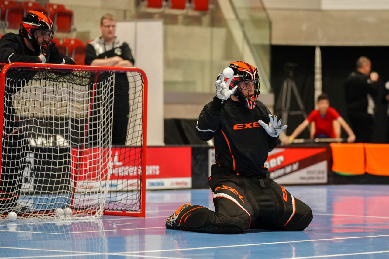 AXA Arena (Winterthur), 26.01.2019, Unihockey Herren NLA 19. Runde, HC Rychenberg Winterthur - SV Wiler-Ersigen, Christoph Reich (Nr. 67, SV Wiler-Ersigen) hält einen Ball

(Claudio Schwarz, unihockey-fotos.ch)

Copyright: Claudio Schwarz, unihockey-fotos.ch – Dieses Bild wurde durch swiss unihockey lizenziert und darf ausschliesslich auf den Online-Kanälen von swiss unihockey verwendet werden. Die redaktionelle oder kommerzielle Nutzung durch Dritte (Medien, Vereine, Unternehmen oder Privatpersonen) per Download von diesem flickr-Account ist ausgeschlossen. Das Bild kann bei Interesse via unihockey-fotos.ch kostenpflichtig lizenziert werden. unihockey-fotos.ch behält sich vor, fehlbaren Medien, Vereinen, Unternehmen oder Privatpersonen Bilder mit einem Zuschlag in Rechnung zu stellen.