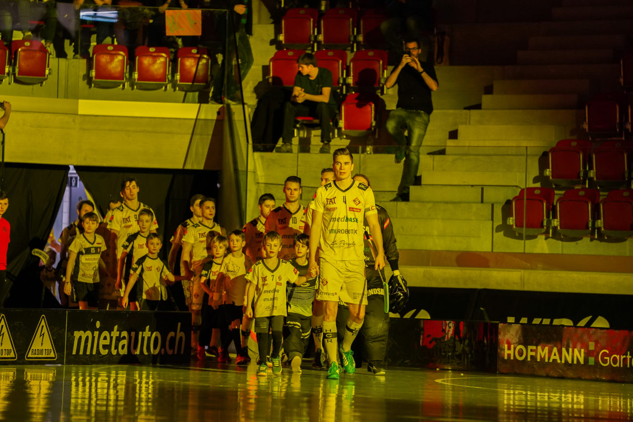 AXA Arena (Winterthur), 26.01.2019, Unihockey Herren NLA 19. Runde, HC Rychenberg Winterthur - SV Wiler-Ersigen, HCR beim Einlaufen

(Claudio Schwarz, unihockey-fotos.ch)

Copyright: Claudio Schwarz, unihockey-fotos.ch – Dieses Bild wurde durch swiss unihockey lizenziert und darf ausschliesslich auf den Online-Kanälen von swiss unihockey verwendet werden. Die redaktionelle oder kommerzielle Nutzung durch Dritte (Medien, Vereine, Unternehmen oder Privatpersonen) per Download von diesem flickr-Account ist ausgeschlossen. Das Bild kann bei Interesse via unihockey-fotos.ch kostenpflichtig lizenziert werden. unihockey-fotos.ch behält sich vor, fehlbaren Medien, Vereinen, Unternehmen oder Privatpersonen Bilder mit einem Zuschlag in Rechnung zu stellen.