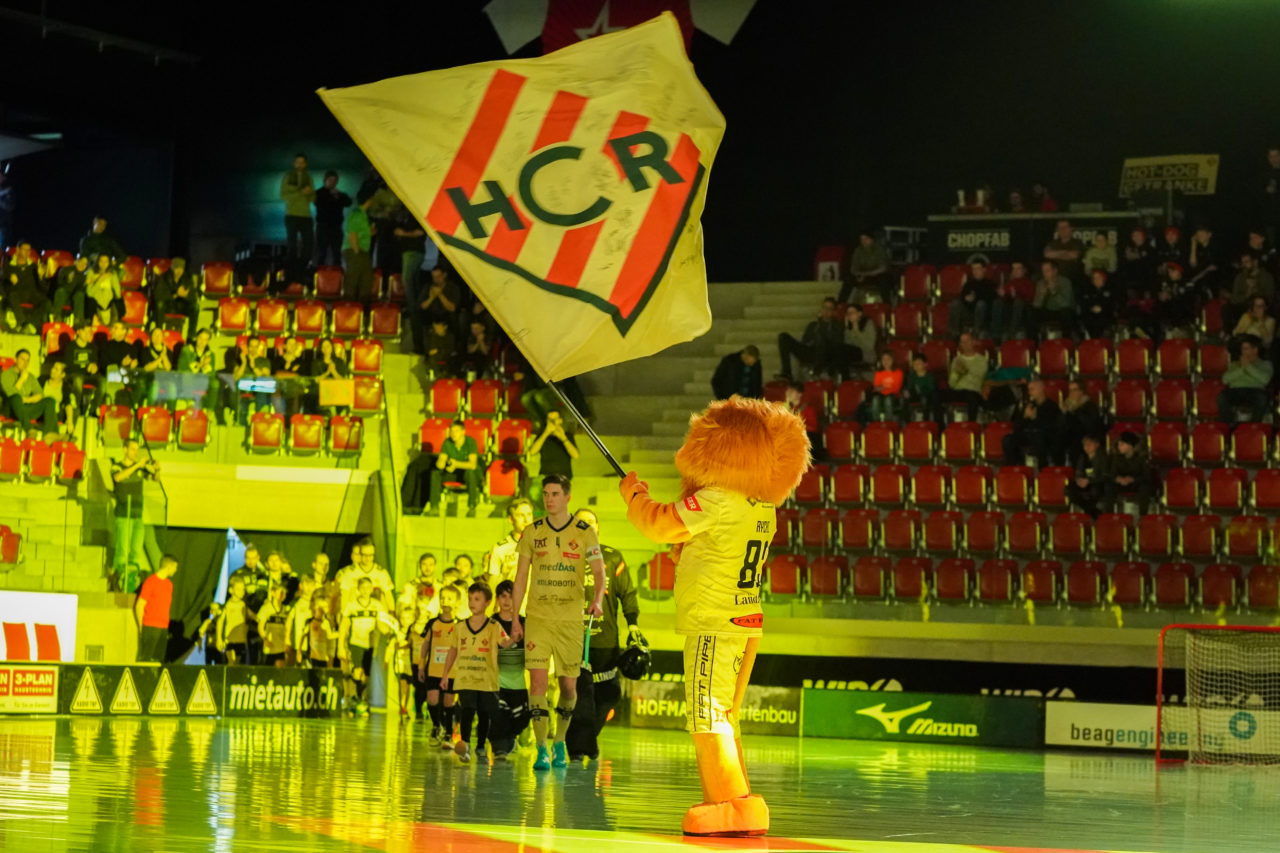 AXA Arena (Winterthur), 26.01.2019, Unihockey Herren NLA 19. Runde, HC Rychenberg Winterthur - SV Wiler-Ersigen, HCR beim Einlaufen

(Claudio Schwarz, unihockey-fotos.ch)

Copyright: Claudio Schwarz, unihockey-fotos.ch – Dieses Bild wurde durch swiss unihockey lizenziert und darf ausschliesslich auf den Online-Kanälen von swiss unihockey verwendet werden. Die redaktionelle oder kommerzielle Nutzung durch Dritte (Medien, Vereine, Unternehmen oder Privatpersonen) per Download von diesem flickr-Account ist ausgeschlossen. Das Bild kann bei Interesse via unihockey-fotos.ch kostenpflichtig lizenziert werden. unihockey-fotos.ch behält sich vor, fehlbaren Medien, Vereinen, Unternehmen oder Privatpersonen Bilder mit einem Zuschlag in Rechnung zu stellen.