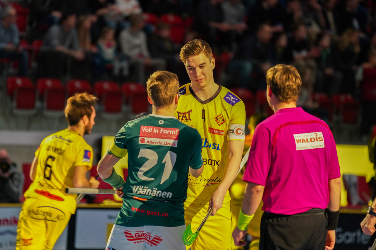 AXA Arena (Winterthur), 26.01.2019, Unihockey Herren NLA 19. Runde, HC Rychenberg Winterthur - SV Wiler-Ersigen, Nils Conrad (Nr. 4, HC Rychenberg Winterthur) und Tatu Väänänen (Nr. 21, SV Wiler-Ersigen) beim Handshake

(Claudio Schwarz, unihockey-fotos.ch)

Copyright: Claudio Schwarz, unihockey-fotos.ch – Dieses Bild wurde durch swiss unihockey lizenziert und darf ausschliesslich auf den Online-Kanälen von swiss unihockey verwendet werden. Die redaktionelle oder kommerzielle Nutzung durch Dritte (Medien, Vereine, Unternehmen oder Privatpersonen) per Download von diesem flickr-Account ist ausgeschlossen. Das Bild kann bei Interesse via unihockey-fotos.ch kostenpflichtig lizenziert werden. unihockey-fotos.ch behält sich vor, fehlbaren Medien, Vereinen, Unternehmen oder Privatpersonen Bilder mit einem Zuschlag in Rechnung zu stellen.