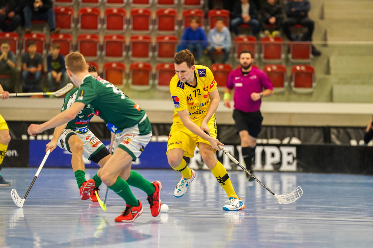 AXA Arena (Winterthur), 26.01.2019, Unihockey Herren NLA 19. Runde, HC Rychenberg Winterthur - SV Wiler-Ersigen, Marc Hauser (Nr. 72, HC Rychenberg Winterthur) spielt einen Pass

(Claudio Schwarz, unihockey-fotos.ch)

Copyright: Claudio Schwarz, unihockey-fotos.ch – Dieses Bild wurde durch swiss unihockey lizenziert und darf ausschliesslich auf den Online-Kanälen von swiss unihockey verwendet werden. Die redaktionelle oder kommerzielle Nutzung durch Dritte (Medien, Vereine, Unternehmen oder Privatpersonen) per Download von diesem flickr-Account ist ausgeschlossen. Das Bild kann bei Interesse via unihockey-fotos.ch kostenpflichtig lizenziert werden. unihockey-fotos.ch behält sich vor, fehlbaren Medien, Vereinen, Unternehmen oder Privatpersonen Bilder mit einem Zuschlag in Rechnung zu stellen.