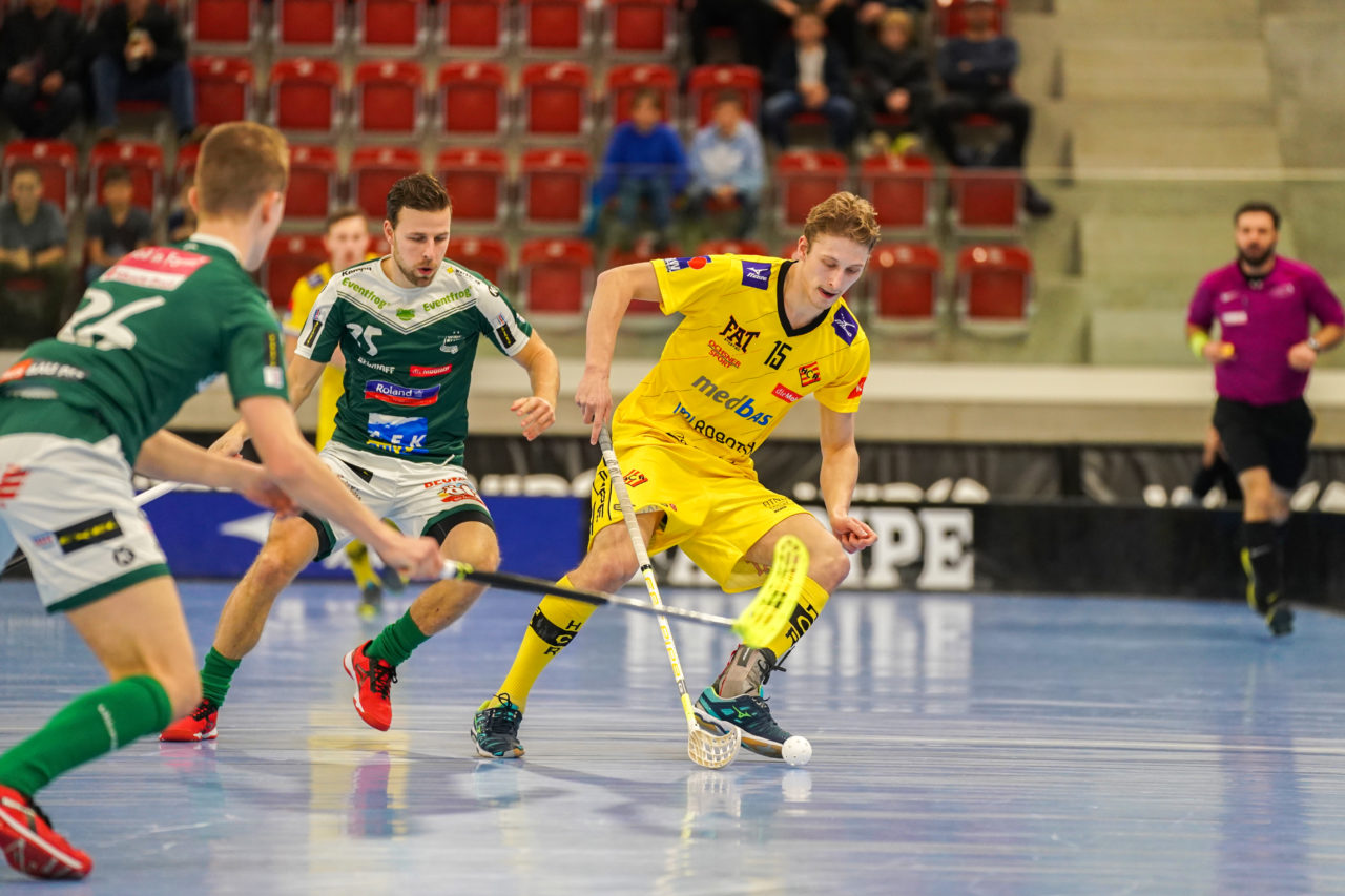 AXA Arena (Winterthur), 26.01.2019, Unihockey Herren NLA 19. Runde, HC Rychenberg Winterthur - SV Wiler-Ersigen, Noah Aeschimann (Nr. 15, HC Rychenberg Winterthur) am Ball

(Claudio Schwarz, unihockey-fotos.ch)

Copyright: Claudio Schwarz, unihockey-fotos.ch – Dieses Bild wurde durch swiss unihockey lizenziert und darf ausschliesslich auf den Online-Kanälen von swiss unihockey verwendet werden. Die redaktionelle oder kommerzielle Nutzung durch Dritte (Medien, Vereine, Unternehmen oder Privatpersonen) per Download von diesem flickr-Account ist ausgeschlossen. Das Bild kann bei Interesse via unihockey-fotos.ch kostenpflichtig lizenziert werden. unihockey-fotos.ch behält sich vor, fehlbaren Medien, Vereinen, Unternehmen oder Privatpersonen Bilder mit einem Zuschlag in Rechnung zu stellen.