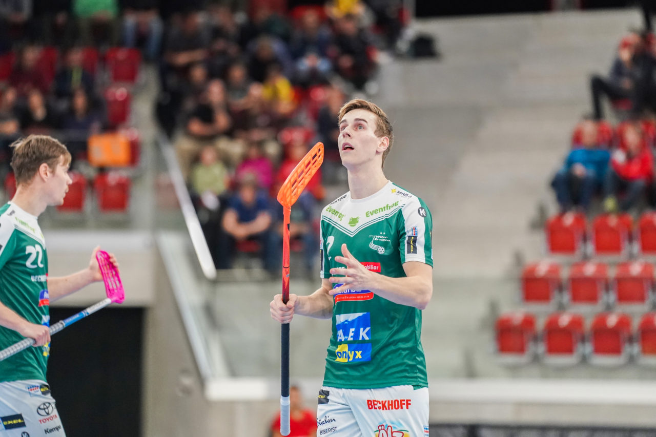 AXA Arena (Winterthur), 26.01.2019, Unihockey Herren NLA 19. Runde, HC Rychenberg Winterthur - SV Wiler-Ersigen, Nicola Bischofberger (Nr. 2, SV Wiler-Ersigen) schaut zur Matchuhr

(Claudio Schwarz, unihockey-fotos.ch)

Copyright: Claudio Schwarz, unihockey-fotos.ch – Dieses Bild wurde durch swiss unihockey lizenziert und darf ausschliesslich auf den Online-Kanälen von swiss unihockey verwendet werden. Die redaktionelle oder kommerzielle Nutzung durch Dritte (Medien, Vereine, Unternehmen oder Privatpersonen) per Download von diesem flickr-Account ist ausgeschlossen. Das Bild kann bei Interesse via unihockey-fotos.ch kostenpflichtig lizenziert werden. unihockey-fotos.ch behält sich vor, fehlbaren Medien, Vereinen, Unternehmen oder Privatpersonen Bilder mit einem Zuschlag in Rechnung zu stellen.