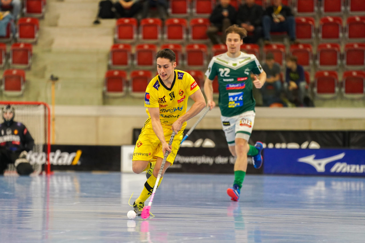 AXA Arena (Winterthur), 26.01.2019, Unihockey Herren NLA 19. Runde, HC Rychenberg Winterthur - SV Wiler-Ersigen, Michel Schwerzmann (Nr. 34, HC Rychenberg Winterthur) am Ball

(Claudio Schwarz, unihockey-fotos.ch)

Copyright: Claudio Schwarz, unihockey-fotos.ch – Dieses Bild wurde durch swiss unihockey lizenziert und darf ausschliesslich auf den Online-Kanälen von swiss unihockey verwendet werden. Die redaktionelle oder kommerzielle Nutzung durch Dritte (Medien, Vereine, Unternehmen oder Privatpersonen) per Download von diesem flickr-Account ist ausgeschlossen. Das Bild kann bei Interesse via unihockey-fotos.ch kostenpflichtig lizenziert werden. unihockey-fotos.ch behält sich vor, fehlbaren Medien, Vereinen, Unternehmen oder Privatpersonen Bilder mit einem Zuschlag in Rechnung zu stellen.