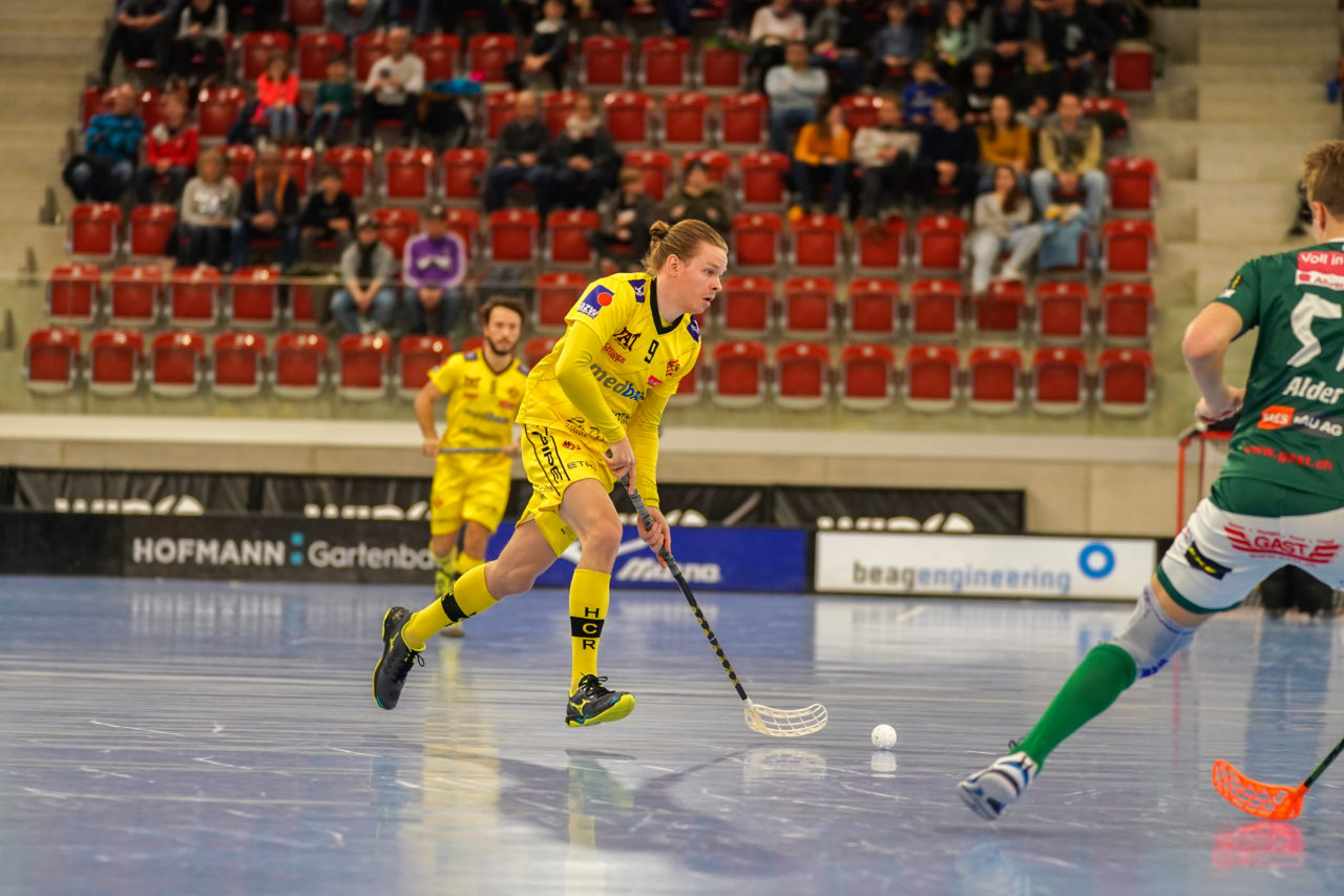 AXA Arena (Winterthur), 26.01.2019, Unihockey Herren NLA 19. Runde, HC Rychenberg Winterthur - SV Wiler-Ersigen, Benjamin Borth (Nr. 9, HC Rychenberg Winterthur) am Ball

(Claudio Schwarz, unihockey-fotos.ch)

Copyright: Claudio Schwarz, unihockey-fotos.ch – Dieses Bild wurde durch swiss unihockey lizenziert und darf ausschliesslich auf den Online-Kanälen von swiss unihockey verwendet werden. Die redaktionelle oder kommerzielle Nutzung durch Dritte (Medien, Vereine, Unternehmen oder Privatpersonen) per Download von diesem flickr-Account ist ausgeschlossen. Das Bild kann bei Interesse via unihockey-fotos.ch kostenpflichtig lizenziert werden. unihockey-fotos.ch behält sich vor, fehlbaren Medien, Vereinen, Unternehmen oder Privatpersonen Bilder mit einem Zuschlag in Rechnung zu stellen.