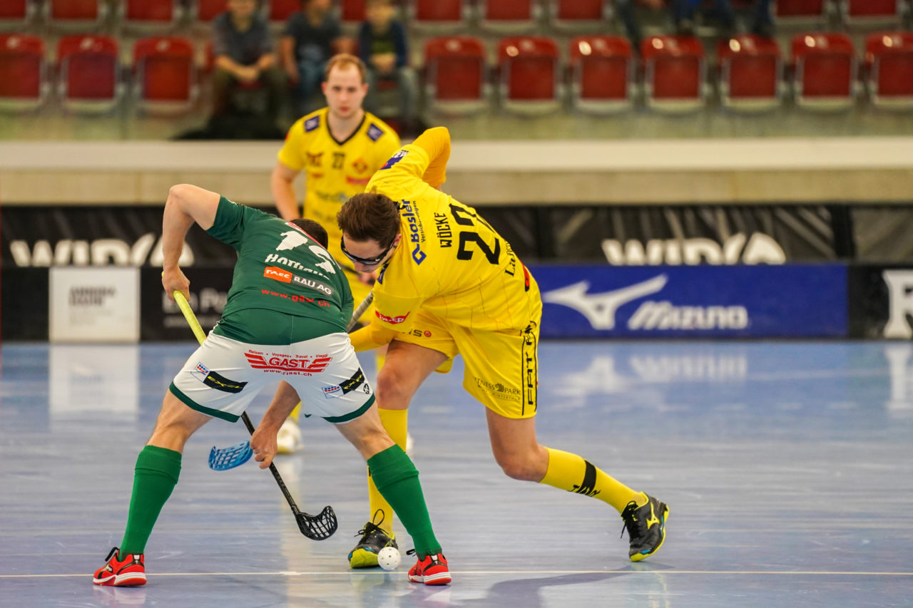 AXA Arena (Winterthur), 26.01.2019, Unihockey Herren NLA 19. Runde, HC Rychenberg Winterthur - SV Wiler-Ersigen, Michel Wöcke (Nr. 22, HC Rychenberg Winterthur) beim Anspiel gegen Matthias Hofbauer (Nr. 19, SV Wiler-Ersigen)

(Claudio Schwarz, unihockey-fotos.ch)

Copyright: Claudio Schwarz, unihockey-fotos.ch – Dieses Bild wurde durch swiss unihockey lizenziert und darf ausschliesslich auf den Online-Kanälen von swiss unihockey verwendet werden. Die redaktionelle oder kommerzielle Nutzung durch Dritte (Medien, Vereine, Unternehmen oder Privatpersonen) per Download von diesem flickr-Account ist ausgeschlossen. Das Bild kann bei Interesse via unihockey-fotos.ch kostenpflichtig lizenziert werden. unihockey-fotos.ch behält sich vor, fehlbaren Medien, Vereinen, Unternehmen oder Privatpersonen Bilder mit einem Zuschlag in Rechnung zu stellen.