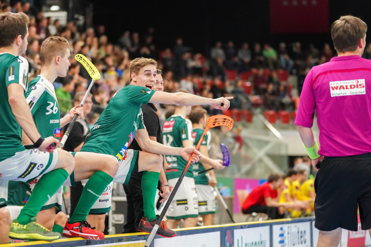 AXA Arena (Winterthur), 26.01.2019, Unihockey Herren NLA 19. Runde, HC Rychenberg Winterthur - SV Wiler-Ersigen, Nicola Bischofberger (Nr. 2, SV Wiler-Ersigen) gestikuliert

(Claudio Schwarz, unihockey-fotos.ch)

Copyright: Claudio Schwarz, unihockey-fotos.ch – Dieses Bild wurde durch swiss unihockey lizenziert und darf ausschliesslich auf den Online-Kanälen von swiss unihockey verwendet werden. Die redaktionelle oder kommerzielle Nutzung durch Dritte (Medien, Vereine, Unternehmen oder Privatpersonen) per Download von diesem flickr-Account ist ausgeschlossen. Das Bild kann bei Interesse via unihockey-fotos.ch kostenpflichtig lizenziert werden. unihockey-fotos.ch behält sich vor, fehlbaren Medien, Vereinen, Unternehmen oder Privatpersonen Bilder mit einem Zuschlag in Rechnung zu stellen.