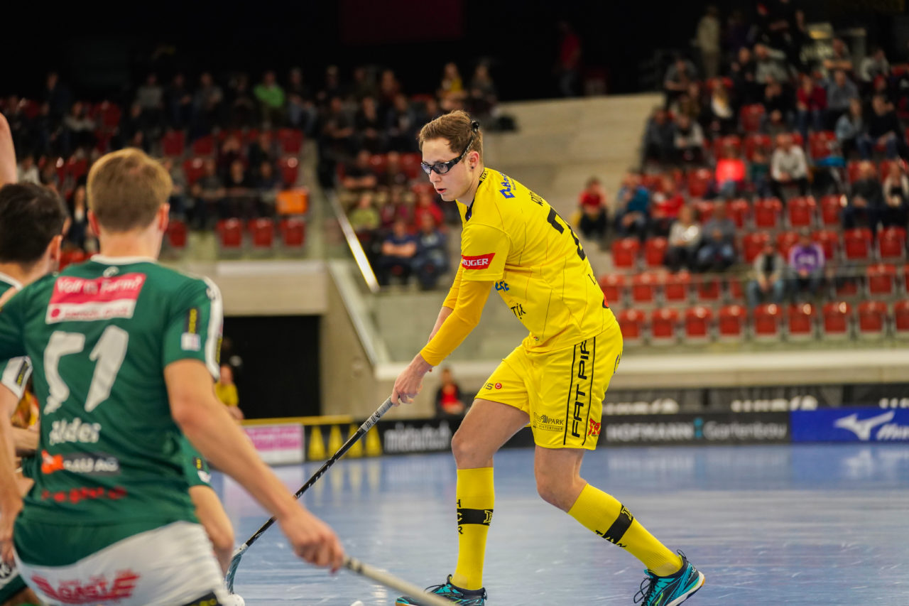 AXA Arena (Winterthur), 26.01.2019, Unihockey Herren NLA 19. Runde, HC Rychenberg Winterthur - SV Wiler-Ersigen, Michel Wöcke (Nr. 22, HC Rychenberg Winterthur) mit einem Zorro-Versuch

(Claudio Schwarz, unihockey-fotos.ch)

Copyright: Claudio Schwarz, unihockey-fotos.ch – Dieses Bild wurde durch swiss unihockey lizenziert und darf ausschliesslich auf den Online-Kanälen von swiss unihockey verwendet werden. Die redaktionelle oder kommerzielle Nutzung durch Dritte (Medien, Vereine, Unternehmen oder Privatpersonen) per Download von diesem flickr-Account ist ausgeschlossen. Das Bild kann bei Interesse via unihockey-fotos.ch kostenpflichtig lizenziert werden. unihockey-fotos.ch behält sich vor, fehlbaren Medien, Vereinen, Unternehmen oder Privatpersonen Bilder mit einem Zuschlag in Rechnung zu stellen.