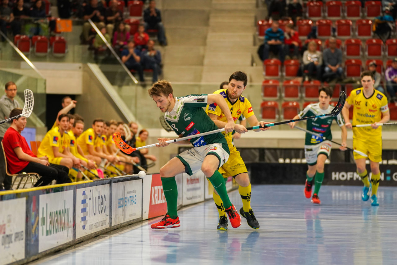 AXA Arena (Winterthur), 26.01.2019, Unihockey Herren NLA 19. Runde, HC Rychenberg Winterthur - SV Wiler-Ersigen, Andrin Hollenstein (Nr. 73, SV Wiler-Ersigen) im Zweikampf mit Lukas Grunder (Nr. 13, HC Rychenberg Winterthur)

(Claudio Schwarz, unihockey-fotos.ch)

Copyright: Claudio Schwarz, unihockey-fotos.ch – Dieses Bild wurde durch swiss unihockey lizenziert und darf ausschliesslich auf den Online-Kanälen von swiss unihockey verwendet werden. Die redaktionelle oder kommerzielle Nutzung durch Dritte (Medien, Vereine, Unternehmen oder Privatpersonen) per Download von diesem flickr-Account ist ausgeschlossen. Das Bild kann bei Interesse via unihockey-fotos.ch kostenpflichtig lizenziert werden. unihockey-fotos.ch behält sich vor, fehlbaren Medien, Vereinen, Unternehmen oder Privatpersonen Bilder mit einem Zuschlag in Rechnung zu stellen.