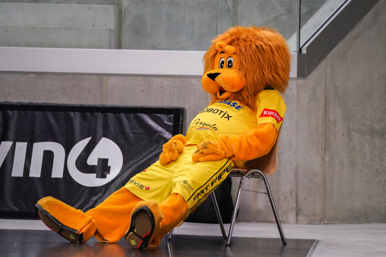 AXA Arena (Winterthur), 26.01.2019, Unihockey Herren NLA 19. Runde, HC Rychenberg Winterthur - SV Wiler-Ersigen, Maskottchen Rytchie

(Claudio Schwarz, unihockey-fotos.ch)

Copyright: Claudio Schwarz, unihockey-fotos.ch – Dieses Bild wurde durch swiss unihockey lizenziert und darf ausschliesslich auf den Online-Kanälen von swiss unihockey verwendet werden. Die redaktionelle oder kommerzielle Nutzung durch Dritte (Medien, Vereine, Unternehmen oder Privatpersonen) per Download von diesem flickr-Account ist ausgeschlossen. Das Bild kann bei Interesse via unihockey-fotos.ch kostenpflichtig lizenziert werden. unihockey-fotos.ch behält sich vor, fehlbaren Medien, Vereinen, Unternehmen oder Privatpersonen Bilder mit einem Zuschlag in Rechnung zu stellen.