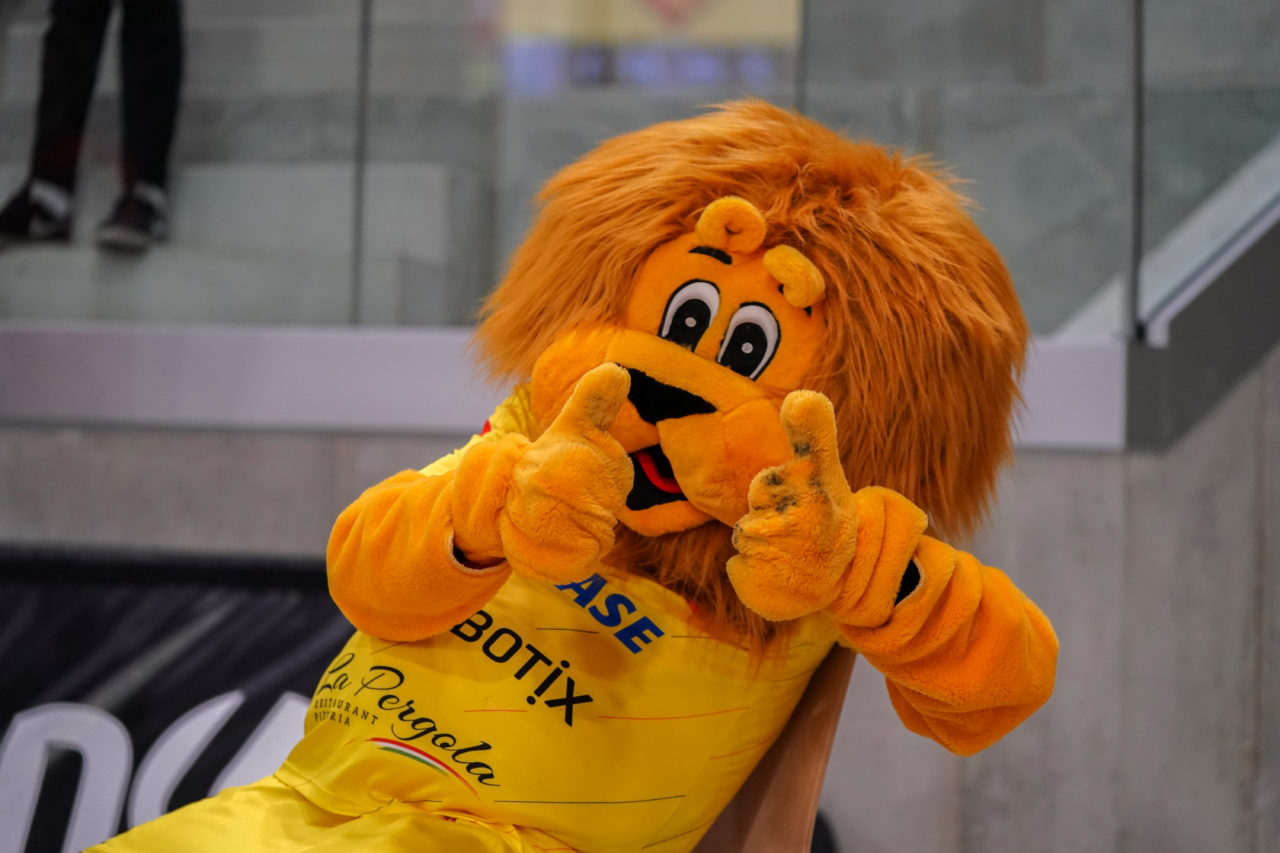 AXA Arena (Winterthur), 26.01.2019, Unihockey Herren NLA 19. Runde, HC Rychenberg Winterthur - SV Wiler-Ersigen, Maskottchen Rytchie

(Claudio Schwarz, unihockey-fotos.ch)

Copyright: Claudio Schwarz, unihockey-fotos.ch – Dieses Bild wurde durch swiss unihockey lizenziert und darf ausschliesslich auf den Online-Kanälen von swiss unihockey verwendet werden. Die redaktionelle oder kommerzielle Nutzung durch Dritte (Medien, Vereine, Unternehmen oder Privatpersonen) per Download von diesem flickr-Account ist ausgeschlossen. Das Bild kann bei Interesse via unihockey-fotos.ch kostenpflichtig lizenziert werden. unihockey-fotos.ch behält sich vor, fehlbaren Medien, Vereinen, Unternehmen oder Privatpersonen Bilder mit einem Zuschlag in Rechnung zu stellen.