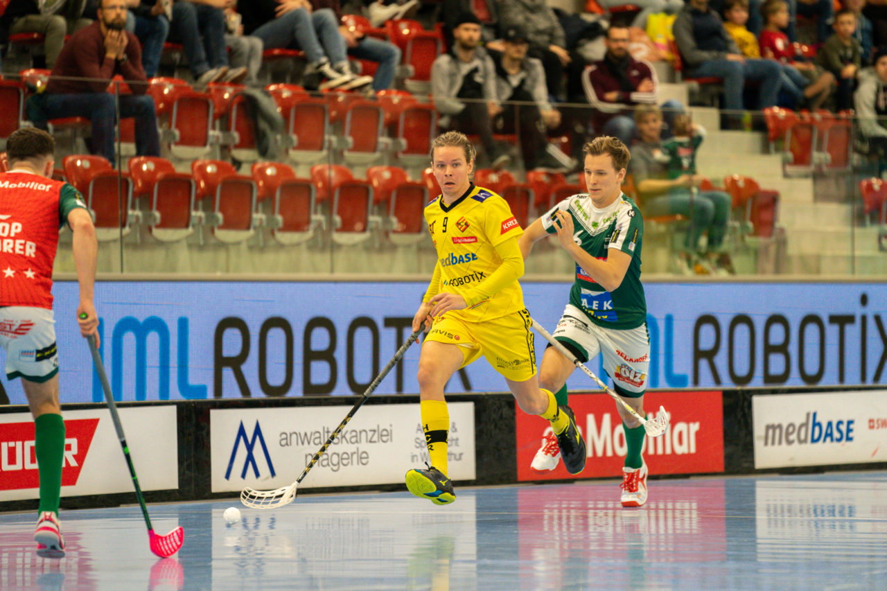 AXA Arena (Winterthur), 26.01.2019, Unihockey Herren NLA 19. Runde, HC Rychenberg Winterthur - SV Wiler-Ersigen, Benjamin Borth (Nr. 9, HC Rychenberg Winterthur) am Ball

(Claudio Schwarz, unihockey-fotos.ch)

Copyright: Claudio Schwarz, unihockey-fotos.ch – Dieses Bild wurde durch swiss unihockey lizenziert und darf ausschliesslich auf den Online-Kanälen von swiss unihockey verwendet werden. Die redaktionelle oder kommerzielle Nutzung durch Dritte (Medien, Vereine, Unternehmen oder Privatpersonen) per Download von diesem flickr-Account ist ausgeschlossen. Das Bild kann bei Interesse via unihockey-fotos.ch kostenpflichtig lizenziert werden. unihockey-fotos.ch behält sich vor, fehlbaren Medien, Vereinen, Unternehmen oder Privatpersonen Bilder mit einem Zuschlag in Rechnung zu stellen.