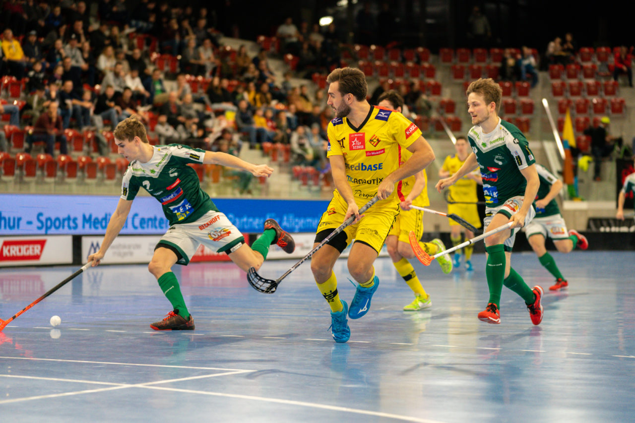AXA Arena (Winterthur), 26.01.2019, Unihockey Herren NLA 19. Runde, HC Rychenberg Winterthur - SV Wiler-Ersigen, Tobias Studer (Nr. 23, HC Rychenberg Winterthur) spitelt einen Pass

(Claudio Schwarz, unihockey-fotos.ch)

Copyright: Claudio Schwarz, unihockey-fotos.ch – Dieses Bild wurde durch swiss unihockey lizenziert und darf ausschliesslich auf den Online-Kanälen von swiss unihockey verwendet werden. Die redaktionelle oder kommerzielle Nutzung durch Dritte (Medien, Vereine, Unternehmen oder Privatpersonen) per Download von diesem flickr-Account ist ausgeschlossen. Das Bild kann bei Interesse via unihockey-fotos.ch kostenpflichtig lizenziert werden. unihockey-fotos.ch behält sich vor, fehlbaren Medien, Vereinen, Unternehmen oder Privatpersonen Bilder mit einem Zuschlag in Rechnung zu stellen.