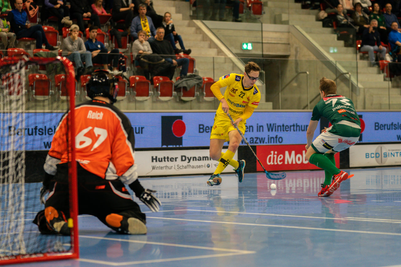 AXA Arena (Winterthur), 26.01.2019, Unihockey Herren NLA 19. Runde, HC Rychenberg Winterthur - SV Wiler-Ersigen, Michel Wöcke (Nr. 22, HC Rychenberg Winterthur) am Ball

(Claudio Schwarz, unihockey-fotos.ch)

Copyright: Claudio Schwarz, unihockey-fotos.ch – Dieses Bild wurde durch swiss unihockey lizenziert und darf ausschliesslich auf den Online-Kanälen von swiss unihockey verwendet werden. Die redaktionelle oder kommerzielle Nutzung durch Dritte (Medien, Vereine, Unternehmen oder Privatpersonen) per Download von diesem flickr-Account ist ausgeschlossen. Das Bild kann bei Interesse via unihockey-fotos.ch kostenpflichtig lizenziert werden. unihockey-fotos.ch behält sich vor, fehlbaren Medien, Vereinen, Unternehmen oder Privatpersonen Bilder mit einem Zuschlag in Rechnung zu stellen.