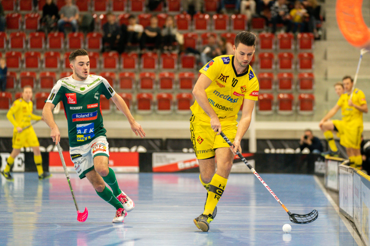 AXA Arena (Winterthur), 26.01.2019, Unihockey Herren NLA 19. Runde, HC Rychenberg Winterthur - SV Wiler-Ersigen, Mikko Saarnio (Nr. 10, HC Rychenberg Winterthur) am Ball

(Claudio Schwarz, unihockey-fotos.ch)

Copyright: Claudio Schwarz, unihockey-fotos.ch – Dieses Bild wurde durch swiss unihockey lizenziert und darf ausschliesslich auf den Online-Kanälen von swiss unihockey verwendet werden. Die redaktionelle oder kommerzielle Nutzung durch Dritte (Medien, Vereine, Unternehmen oder Privatpersonen) per Download von diesem flickr-Account ist ausgeschlossen. Das Bild kann bei Interesse via unihockey-fotos.ch kostenpflichtig lizenziert werden. unihockey-fotos.ch behält sich vor, fehlbaren Medien, Vereinen, Unternehmen oder Privatpersonen Bilder mit einem Zuschlag in Rechnung zu stellen.