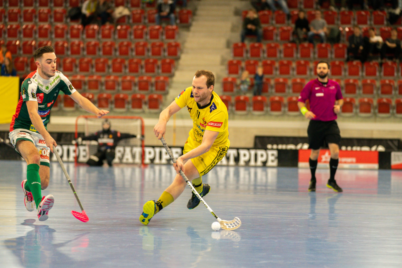 AXA Arena (Winterthur), 26.01.2019, Unihockey Herren NLA 19. Runde, HC Rychenberg Winterthur - SV Wiler-Ersigen, Pascal Kern (Nr. 11, HC Rychenberg Winterthur) mit einem Abschlussversuch

(Claudio Schwarz, unihockey-fotos.ch)

Copyright: Claudio Schwarz, unihockey-fotos.ch – Dieses Bild wurde durch swiss unihockey lizenziert und darf ausschliesslich auf den Online-Kanälen von swiss unihockey verwendet werden. Die redaktionelle oder kommerzielle Nutzung durch Dritte (Medien, Vereine, Unternehmen oder Privatpersonen) per Download von diesem flickr-Account ist ausgeschlossen. Das Bild kann bei Interesse via unihockey-fotos.ch kostenpflichtig lizenziert werden. unihockey-fotos.ch behält sich vor, fehlbaren Medien, Vereinen, Unternehmen oder Privatpersonen Bilder mit einem Zuschlag in Rechnung zu stellen.