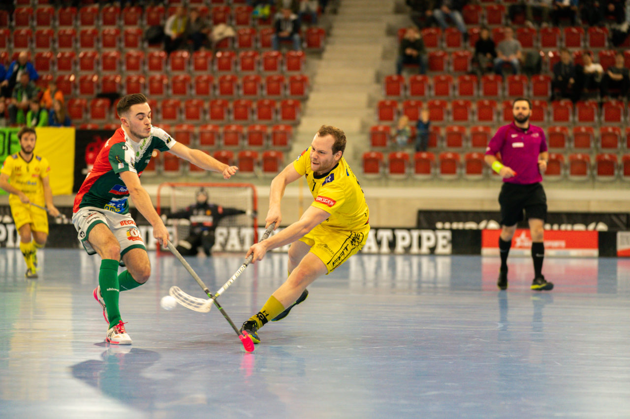 AXA Arena (Winterthur), 26.01.2019, Unihockey Herren NLA 19. Runde, HC Rychenberg Winterthur - SV Wiler-Ersigen, Pascal Kern (Nr. 11, HC Rychenberg Winterthur) mit einem Abschlussversuch

(Claudio Schwarz, unihockey-fotos.ch)

Copyright: Claudio Schwarz, unihockey-fotos.ch – Dieses Bild wurde durch swiss unihockey lizenziert und darf ausschliesslich auf den Online-Kanälen von swiss unihockey verwendet werden. Die redaktionelle oder kommerzielle Nutzung durch Dritte (Medien, Vereine, Unternehmen oder Privatpersonen) per Download von diesem flickr-Account ist ausgeschlossen. Das Bild kann bei Interesse via unihockey-fotos.ch kostenpflichtig lizenziert werden. unihockey-fotos.ch behält sich vor, fehlbaren Medien, Vereinen, Unternehmen oder Privatpersonen Bilder mit einem Zuschlag in Rechnung zu stellen.