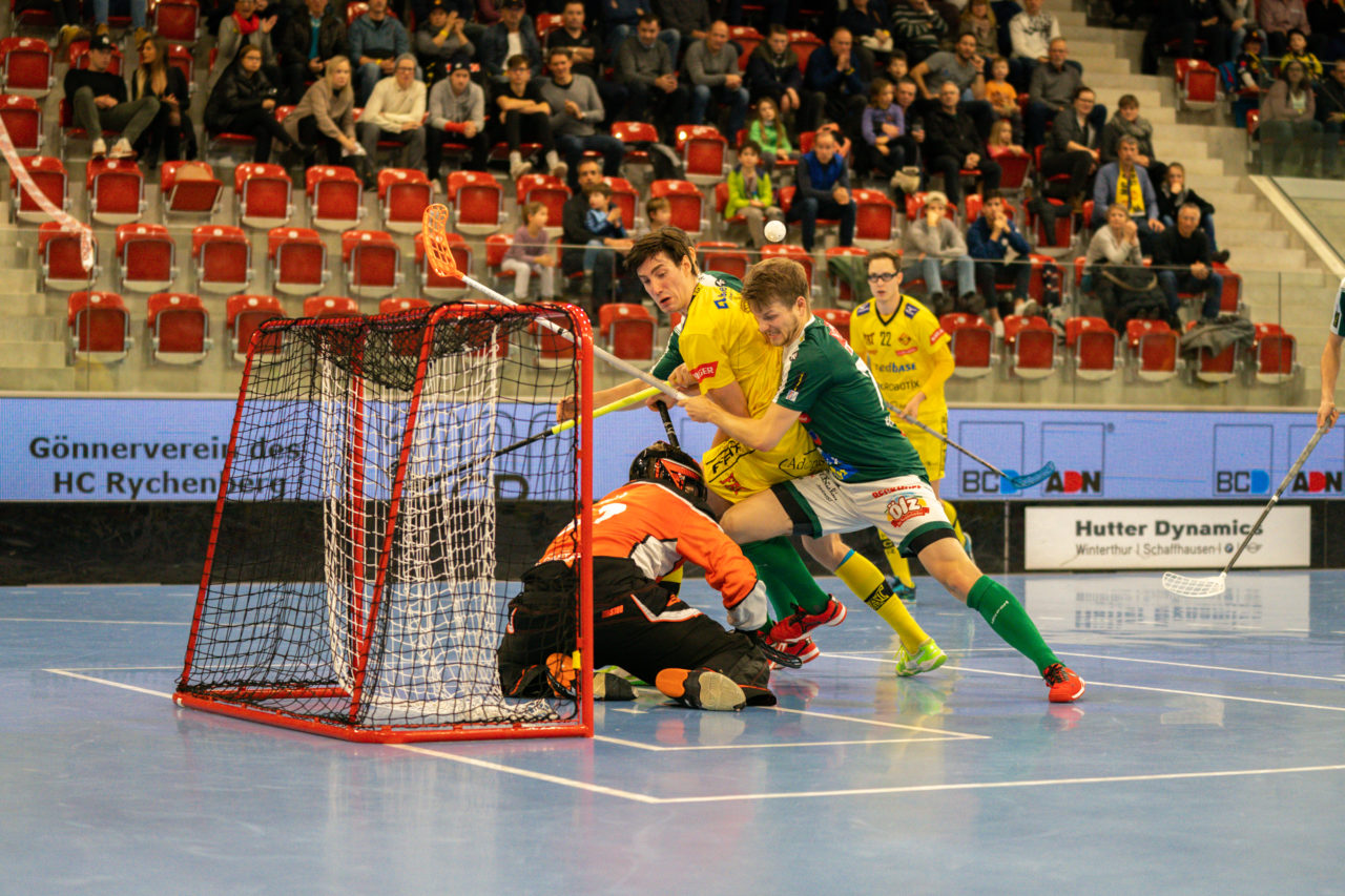 AXA Arena (Winterthur), 26.01.2019, Unihockey Herren NLA 19. Runde, HC Rychenberg Winterthur - SV Wiler-Ersigen, Hektik vor dem SVWE Tor

(Claudio Schwarz, unihockey-fotos.ch)

Copyright: Claudio Schwarz, unihockey-fotos.ch – Dieses Bild wurde durch swiss unihockey lizenziert und darf ausschliesslich auf den Online-Kanälen von swiss unihockey verwendet werden. Die redaktionelle oder kommerzielle Nutzung durch Dritte (Medien, Vereine, Unternehmen oder Privatpersonen) per Download von diesem flickr-Account ist ausgeschlossen. Das Bild kann bei Interesse via unihockey-fotos.ch kostenpflichtig lizenziert werden. unihockey-fotos.ch behält sich vor, fehlbaren Medien, Vereinen, Unternehmen oder Privatpersonen Bilder mit einem Zuschlag in Rechnung zu stellen.