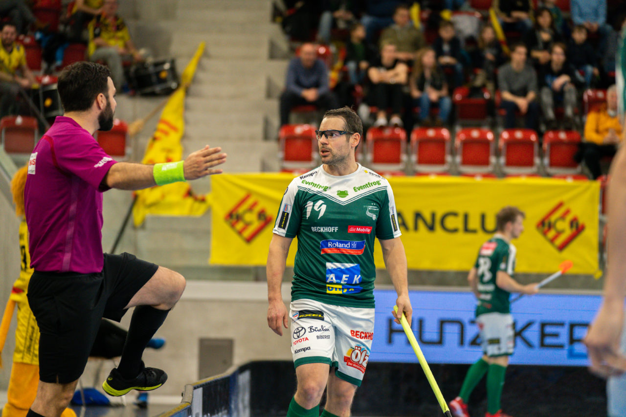 AXA Arena (Winterthur), 26.01.2019, Unihockey Herren NLA 19. Runde, HC Rychenberg Winterthur - SV Wiler-Ersigen, Matthias Hofbauer (Nr. 19, SV Wiler-Ersigen) spricht mit dem Schiedsrichter

(Claudio Schwarz, unihockey-fotos.ch)

Copyright: Claudio Schwarz, unihockey-fotos.ch – Dieses Bild wurde durch swiss unihockey lizenziert und darf ausschliesslich auf den Online-Kanälen von swiss unihockey verwendet werden. Die redaktionelle oder kommerzielle Nutzung durch Dritte (Medien, Vereine, Unternehmen oder Privatpersonen) per Download von diesem flickr-Account ist ausgeschlossen. Das Bild kann bei Interesse via unihockey-fotos.ch kostenpflichtig lizenziert werden. unihockey-fotos.ch behält sich vor, fehlbaren Medien, Vereinen, Unternehmen oder Privatpersonen Bilder mit einem Zuschlag in Rechnung zu stellen.