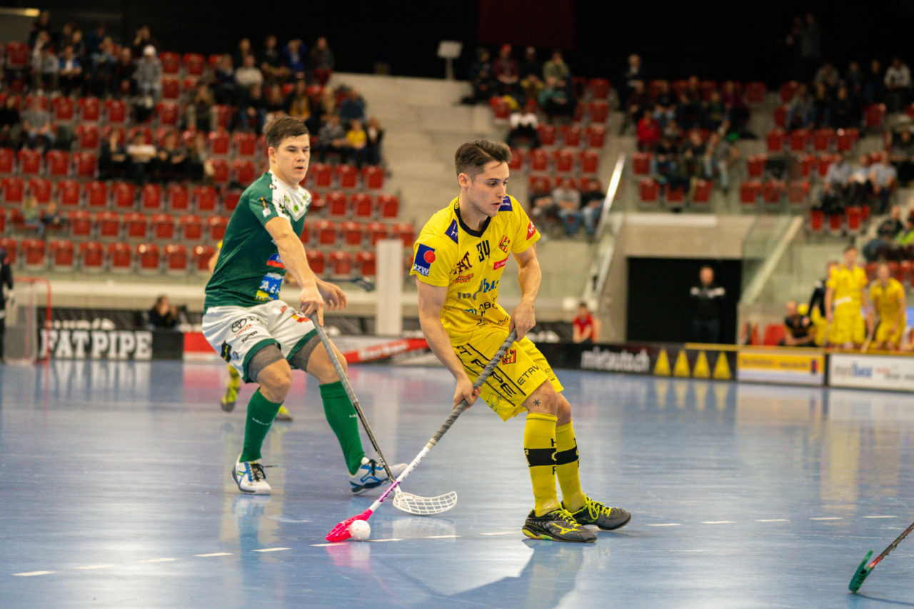 AXA Arena (Winterthur), 26.01.2019, Unihockey Herren NLA 19. Runde, HC Rychenberg Winterthur - SV Wiler-Ersigen, Michel Schwerzmann (Nr. 34, HC Rychenberg Winterthur) mit einem Abschlussversuch

(Claudio Schwarz, unihockey-fotos.ch)

Copyright: Claudio Schwarz, unihockey-fotos.ch – Dieses Bild wurde durch swiss unihockey lizenziert und darf ausschliesslich auf den Online-Kanälen von swiss unihockey verwendet werden. Die redaktionelle oder kommerzielle Nutzung durch Dritte (Medien, Vereine, Unternehmen oder Privatpersonen) per Download von diesem flickr-Account ist ausgeschlossen. Das Bild kann bei Interesse via unihockey-fotos.ch kostenpflichtig lizenziert werden. unihockey-fotos.ch behält sich vor, fehlbaren Medien, Vereinen, Unternehmen oder Privatpersonen Bilder mit einem Zuschlag in Rechnung zu stellen.