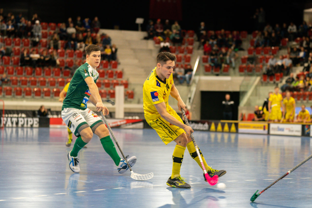 AXA Arena (Winterthur), 26.01.2019, Unihockey Herren NLA 19. Runde, HC Rychenberg Winterthur - SV Wiler-Ersigen, Michel Schwerzmann (Nr. 34, HC Rychenberg Winterthur) mit einem Abschlussversuch

(Claudio Schwarz, unihockey-fotos.ch)

Copyright: Claudio Schwarz, unihockey-fotos.ch – Dieses Bild wurde durch swiss unihockey lizenziert und darf ausschliesslich auf den Online-Kanälen von swiss unihockey verwendet werden. Die redaktionelle oder kommerzielle Nutzung durch Dritte (Medien, Vereine, Unternehmen oder Privatpersonen) per Download von diesem flickr-Account ist ausgeschlossen. Das Bild kann bei Interesse via unihockey-fotos.ch kostenpflichtig lizenziert werden. unihockey-fotos.ch behält sich vor, fehlbaren Medien, Vereinen, Unternehmen oder Privatpersonen Bilder mit einem Zuschlag in Rechnung zu stellen.