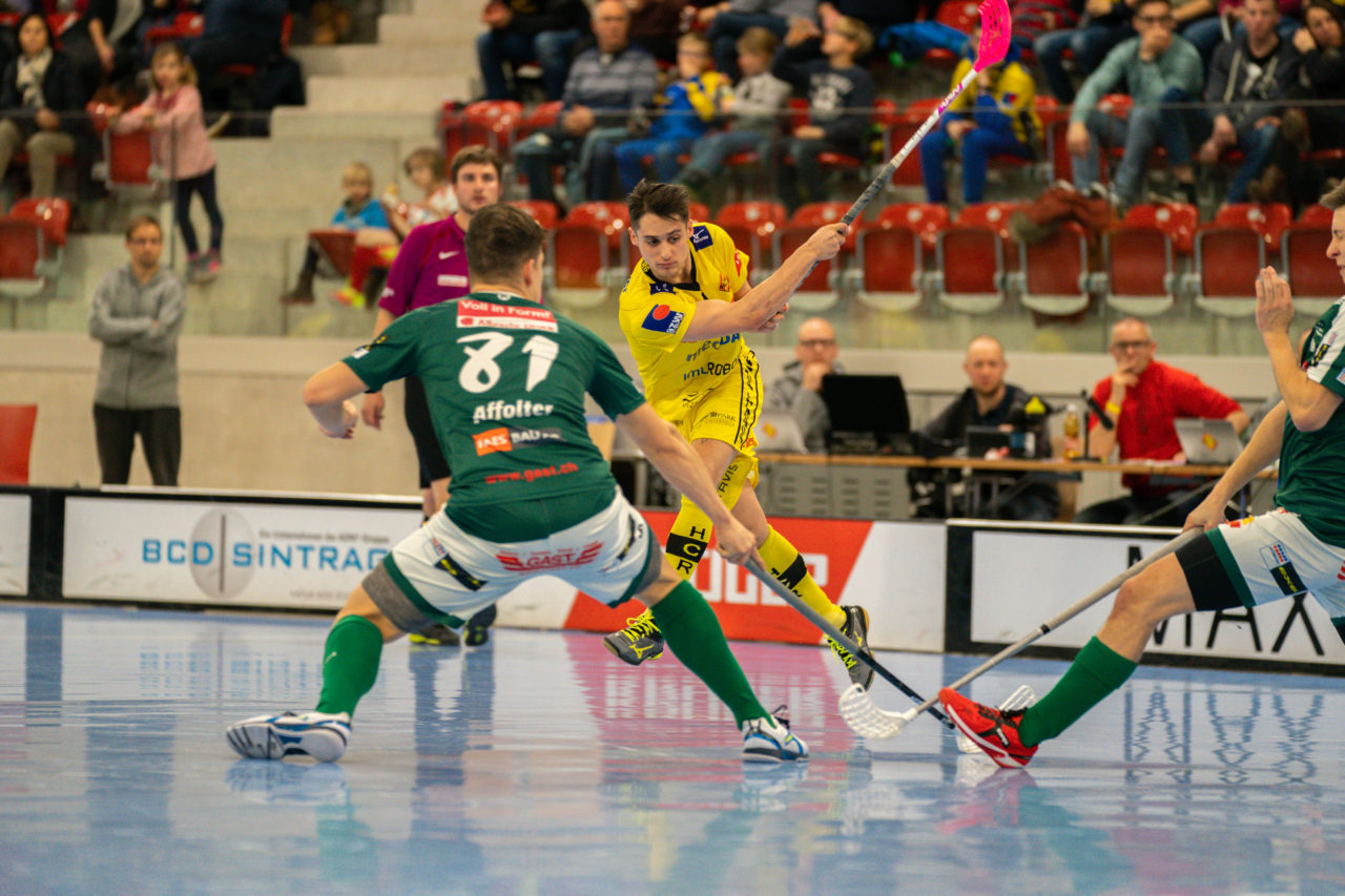 AXA Arena (Winterthur), 26.01.2019, Unihockey Herren NLA 19. Runde, HC Rychenberg Winterthur - SV Wiler-Ersigen, Michel Schwerzmann (Nr. 34, HC Rychenberg Winterthur) mit einem Abschlussversuch

(Claudio Schwarz, unihockey-fotos.ch)

Copyright: Claudio Schwarz, unihockey-fotos.ch – Dieses Bild wurde durch swiss unihockey lizenziert und darf ausschliesslich auf den Online-Kanälen von swiss unihockey verwendet werden. Die redaktionelle oder kommerzielle Nutzung durch Dritte (Medien, Vereine, Unternehmen oder Privatpersonen) per Download von diesem flickr-Account ist ausgeschlossen. Das Bild kann bei Interesse via unihockey-fotos.ch kostenpflichtig lizenziert werden. unihockey-fotos.ch behält sich vor, fehlbaren Medien, Vereinen, Unternehmen oder Privatpersonen Bilder mit einem Zuschlag in Rechnung zu stellen.