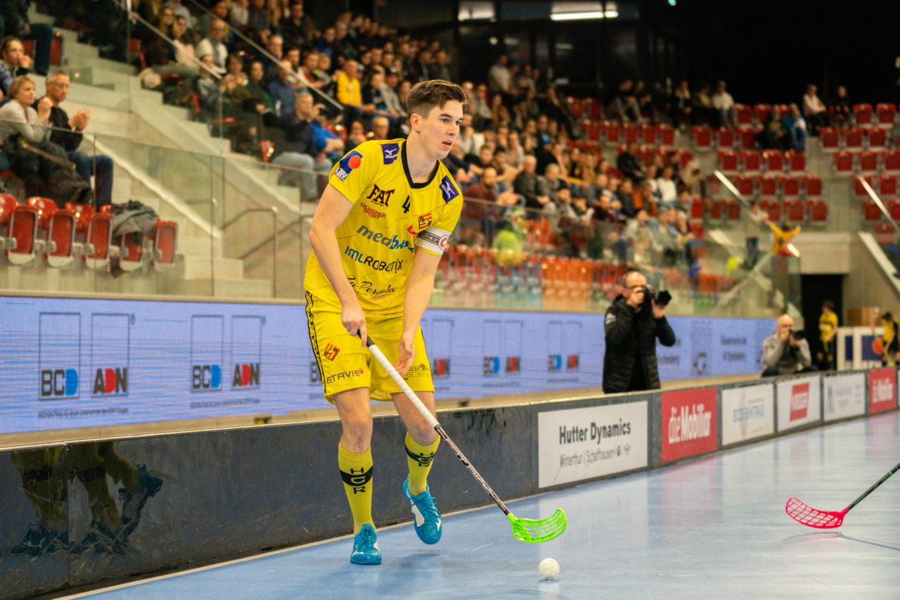 AXA Arena (Winterthur), 26.01.2019, Unihockey Herren NLA 19. Runde, HC Rychenberg Winterthur - SV Wiler-Ersigen, Nils Conrad (Nr. 4, HC Rychenberg Winterthur) am Ball

(Claudio Schwarz, unihockey-fotos.ch)

Copyright: Claudio Schwarz, unihockey-fotos.ch – Dieses Bild wurde durch swiss unihockey lizenziert und darf ausschliesslich auf den Online-Kanälen von swiss unihockey verwendet werden. Die redaktionelle oder kommerzielle Nutzung durch Dritte (Medien, Vereine, Unternehmen oder Privatpersonen) per Download von diesem flickr-Account ist ausgeschlossen. Das Bild kann bei Interesse via unihockey-fotos.ch kostenpflichtig lizenziert werden. unihockey-fotos.ch behält sich vor, fehlbaren Medien, Vereinen, Unternehmen oder Privatpersonen Bilder mit einem Zuschlag in Rechnung zu stellen.