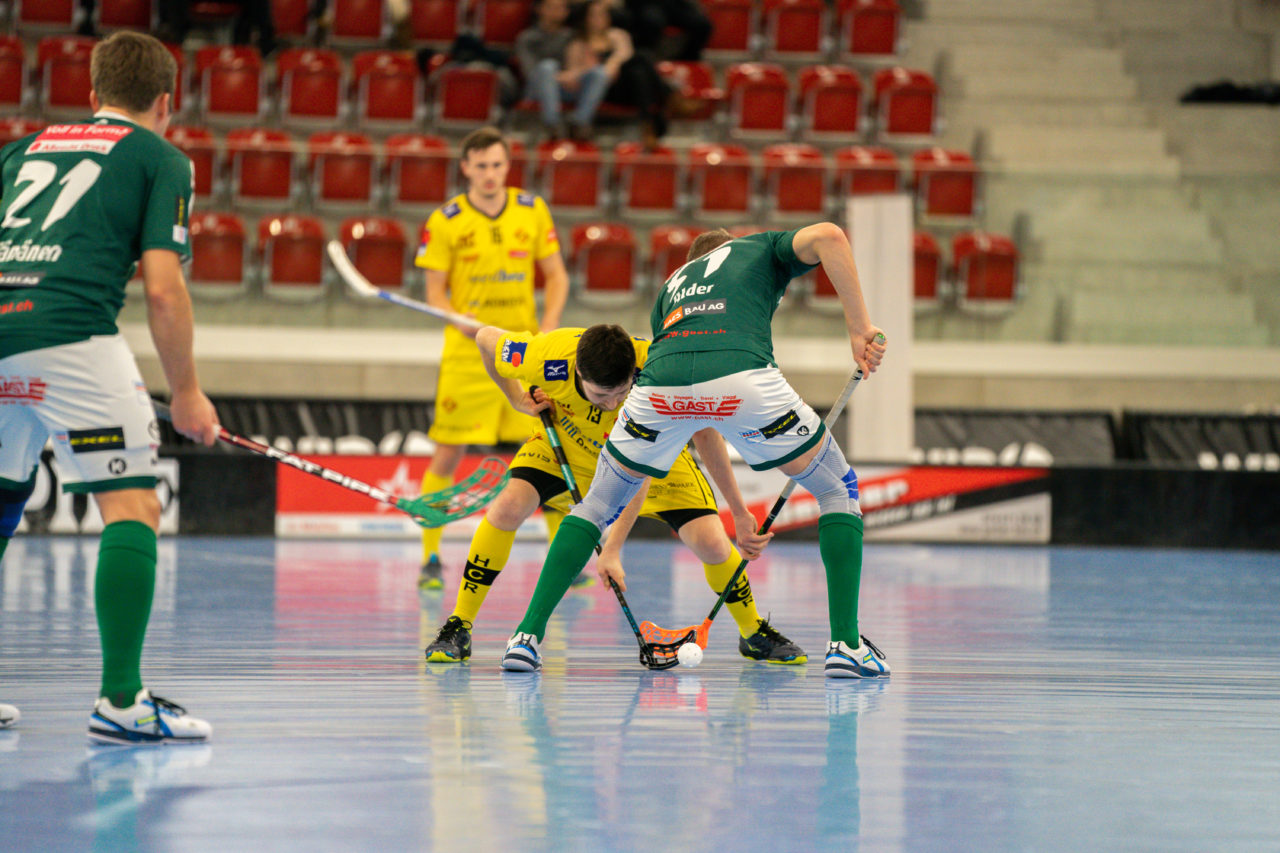 AXA Arena (Winterthur), 26.01.2019, Unihockey Herren NLA 19. Runde, HC Rychenberg Winterthur - SV Wiler-Ersigen, Lukas Grunder (Nr. 13, HC Rychenberg Winterthur) beim Anspiel gegen Dominik Alder (Nr. 51, SV Wiler-Ersigen)

(Claudio Schwarz, unihockey-fotos.ch)

Copyright: Claudio Schwarz, unihockey-fotos.ch – Dieses Bild wurde durch swiss unihockey lizenziert und darf ausschliesslich auf den Online-Kanälen von swiss unihockey verwendet werden. Die redaktionelle oder kommerzielle Nutzung durch Dritte (Medien, Vereine, Unternehmen oder Privatpersonen) per Download von diesem flickr-Account ist ausgeschlossen. Das Bild kann bei Interesse via unihockey-fotos.ch kostenpflichtig lizenziert werden. unihockey-fotos.ch behält sich vor, fehlbaren Medien, Vereinen, Unternehmen oder Privatpersonen Bilder mit einem Zuschlag in Rechnung zu stellen.