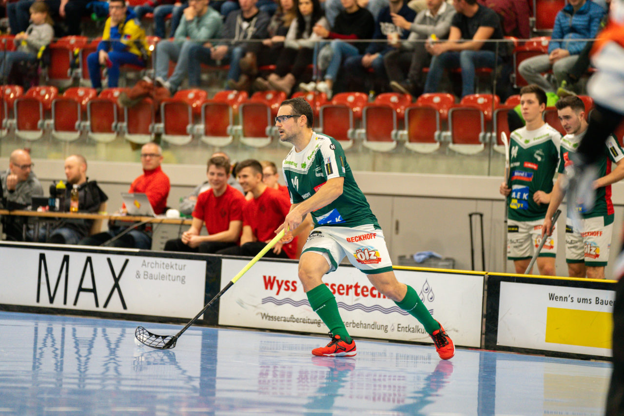 AXA Arena (Winterthur), 26.01.2019, Unihockey Herren NLA 19. Runde, HC Rychenberg Winterthur - SV Wiler-Ersigen, Matthias Hofbauer (Nr. 19, SV Wiler-Ersigen) am Ball

(Claudio Schwarz, unihockey-fotos.ch)

Copyright: Claudio Schwarz, unihockey-fotos.ch – Dieses Bild wurde durch swiss unihockey lizenziert und darf ausschliesslich auf den Online-Kanälen von swiss unihockey verwendet werden. Die redaktionelle oder kommerzielle Nutzung durch Dritte (Medien, Vereine, Unternehmen oder Privatpersonen) per Download von diesem flickr-Account ist ausgeschlossen. Das Bild kann bei Interesse via unihockey-fotos.ch kostenpflichtig lizenziert werden. unihockey-fotos.ch behält sich vor, fehlbaren Medien, Vereinen, Unternehmen oder Privatpersonen Bilder mit einem Zuschlag in Rechnung zu stellen.