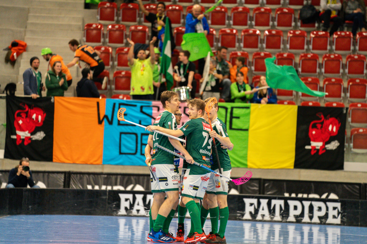 AXA Arena (Winterthur), 26.01.2019, Unihockey Herren NLA 19. Runde, HC Rychenberg Winterthur - SV Wiler-Ersigen, Torjubel SVWE

(Claudio Schwarz, unihockey-fotos.ch)

Copyright: Claudio Schwarz, unihockey-fotos.ch – Dieses Bild wurde durch swiss unihockey lizenziert und darf ausschliesslich auf den Online-Kanälen von swiss unihockey verwendet werden. Die redaktionelle oder kommerzielle Nutzung durch Dritte (Medien, Vereine, Unternehmen oder Privatpersonen) per Download von diesem flickr-Account ist ausgeschlossen. Das Bild kann bei Interesse via unihockey-fotos.ch kostenpflichtig lizenziert werden. unihockey-fotos.ch behält sich vor, fehlbaren Medien, Vereinen, Unternehmen oder Privatpersonen Bilder mit einem Zuschlag in Rechnung zu stellen.