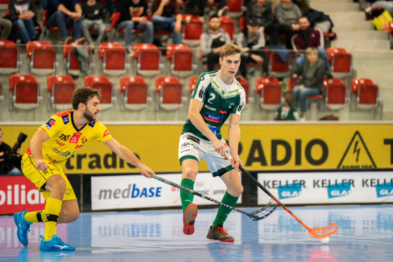 AXA Arena (Winterthur), 26.01.2019, Unihockey Herren NLA 19. Runde, HC Rychenberg Winterthur - SV Wiler-Ersigen, Nicola Bischofberger (Nr. 2, SV Wiler-Ersigen) am Ball

(Claudio Schwarz, unihockey-fotos.ch)

Copyright: Claudio Schwarz, unihockey-fotos.ch – Dieses Bild wurde durch swiss unihockey lizenziert und darf ausschliesslich auf den Online-Kanälen von swiss unihockey verwendet werden. Die redaktionelle oder kommerzielle Nutzung durch Dritte (Medien, Vereine, Unternehmen oder Privatpersonen) per Download von diesem flickr-Account ist ausgeschlossen. Das Bild kann bei Interesse via unihockey-fotos.ch kostenpflichtig lizenziert werden. unihockey-fotos.ch behält sich vor, fehlbaren Medien, Vereinen, Unternehmen oder Privatpersonen Bilder mit einem Zuschlag in Rechnung zu stellen.