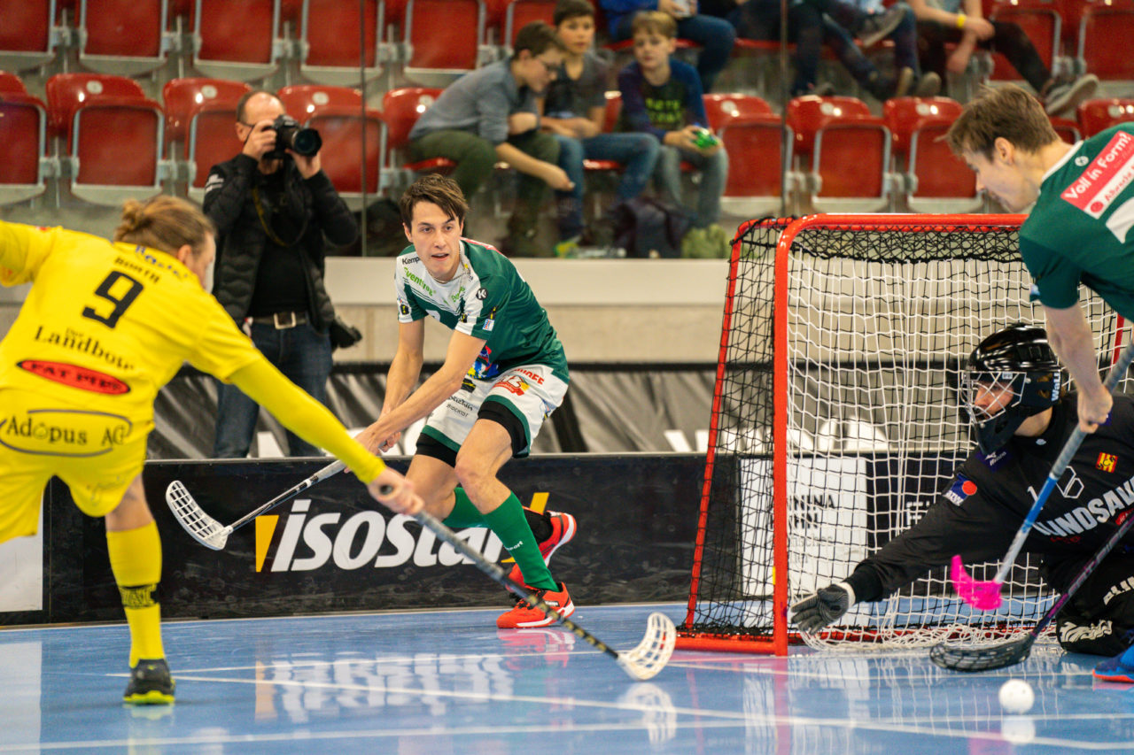 AXA Arena (Winterthur), 26.01.2019, Unihockey Herren NLA 19. Runde, HC Rychenberg Winterthur - SV Wiler-Ersigen, Marco Rentsch (Nr. 97, SV Wiler-Ersigen) spielt einen Pass

(Claudio Schwarz, unihockey-fotos.ch)

Copyright: Claudio Schwarz, unihockey-fotos.ch – Dieses Bild wurde durch swiss unihockey lizenziert und darf ausschliesslich auf den Online-Kanälen von swiss unihockey verwendet werden. Die redaktionelle oder kommerzielle Nutzung durch Dritte (Medien, Vereine, Unternehmen oder Privatpersonen) per Download von diesem flickr-Account ist ausgeschlossen. Das Bild kann bei Interesse via unihockey-fotos.ch kostenpflichtig lizenziert werden. unihockey-fotos.ch behält sich vor, fehlbaren Medien, Vereinen, Unternehmen oder Privatpersonen Bilder mit einem Zuschlag in Rechnung zu stellen.