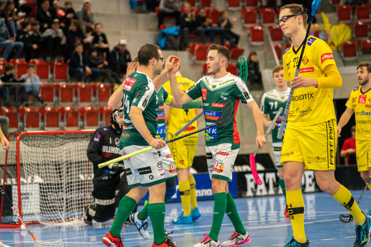 AXA Arena (Winterthur), 26.01.2019, Unihockey Herren NLA 19. Runde, HC Rychenberg Winterthur - SV Wiler-Ersigen, Matthias Hofbauer (Nr. 19, SV Wiler-Ersigen) klatscht mit Deny Känzig (Nr. 77, SV Wiler-Ersigen) ab

(Claudio Schwarz, unihockey-fotos.ch)

Copyright: Claudio Schwarz, unihockey-fotos.ch – Dieses Bild wurde durch swiss unihockey lizenziert und darf ausschliesslich auf den Online-Kanälen von swiss unihockey verwendet werden. Die redaktionelle oder kommerzielle Nutzung durch Dritte (Medien, Vereine, Unternehmen oder Privatpersonen) per Download von diesem flickr-Account ist ausgeschlossen. Das Bild kann bei Interesse via unihockey-fotos.ch kostenpflichtig lizenziert werden. unihockey-fotos.ch behält sich vor, fehlbaren Medien, Vereinen, Unternehmen oder Privatpersonen Bilder mit einem Zuschlag in Rechnung zu stellen.