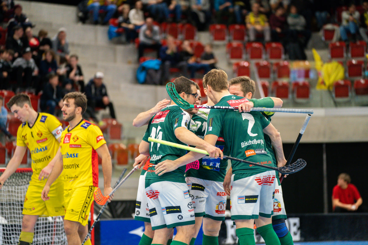 AXA Arena (Winterthur), 26.01.2019, Unihockey Herren NLA 19. Runde, HC Rychenberg Winterthur - SV Wiler-Ersigen, Torjubel SVWE

(Claudio Schwarz, unihockey-fotos.ch)

Copyright: Claudio Schwarz, unihockey-fotos.ch – Dieses Bild wurde durch swiss unihockey lizenziert und darf ausschliesslich auf den Online-Kanälen von swiss unihockey verwendet werden. Die redaktionelle oder kommerzielle Nutzung durch Dritte (Medien, Vereine, Unternehmen oder Privatpersonen) per Download von diesem flickr-Account ist ausgeschlossen. Das Bild kann bei Interesse via unihockey-fotos.ch kostenpflichtig lizenziert werden. unihockey-fotos.ch behält sich vor, fehlbaren Medien, Vereinen, Unternehmen oder Privatpersonen Bilder mit einem Zuschlag in Rechnung zu stellen.