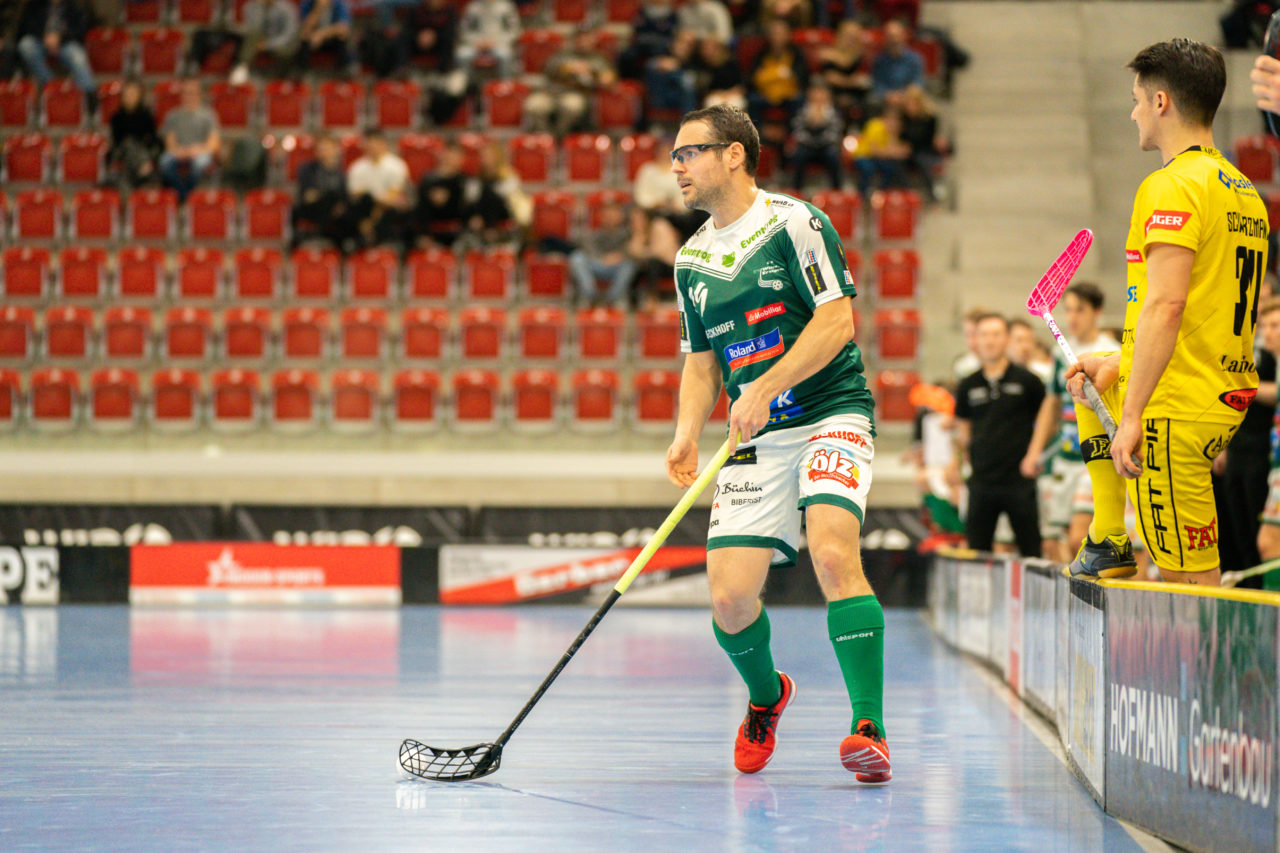 AXA Arena (Winterthur), 26.01.2019, Unihockey Herren NLA 19. Runde, HC Rychenberg Winterthur - SV Wiler-Ersigen, Matthias Hofbauer (Nr. 19, SV Wiler-Ersigen) am Ball

(Claudio Schwarz, unihockey-fotos.ch)

Copyright: Claudio Schwarz, unihockey-fotos.ch – Dieses Bild wurde durch swiss unihockey lizenziert und darf ausschliesslich auf den Online-Kanälen von swiss unihockey verwendet werden. Die redaktionelle oder kommerzielle Nutzung durch Dritte (Medien, Vereine, Unternehmen oder Privatpersonen) per Download von diesem flickr-Account ist ausgeschlossen. Das Bild kann bei Interesse via unihockey-fotos.ch kostenpflichtig lizenziert werden. unihockey-fotos.ch behält sich vor, fehlbaren Medien, Vereinen, Unternehmen oder Privatpersonen Bilder mit einem Zuschlag in Rechnung zu stellen.