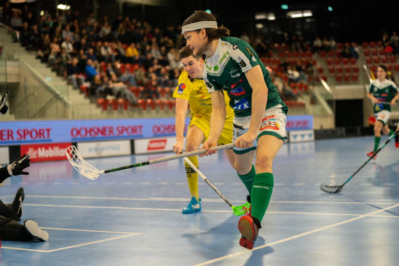 AXA Arena (Winterthur), 26.01.2019, Unihockey Herren NLA 19. Runde, HC Rychenberg Winterthur - SV Wiler-Ersigen, Michal Dudovic (Nr. 4, SV Wiler-Ersigen) schiesst das 2:5

(Claudio Schwarz, unihockey-fotos.ch)

Copyright: Claudio Schwarz, unihockey-fotos.ch – Dieses Bild wurde durch swiss unihockey lizenziert und darf ausschliesslich auf den Online-Kanälen von swiss unihockey verwendet werden. Die redaktionelle oder kommerzielle Nutzung durch Dritte (Medien, Vereine, Unternehmen oder Privatpersonen) per Download von diesem flickr-Account ist ausgeschlossen. Das Bild kann bei Interesse via unihockey-fotos.ch kostenpflichtig lizenziert werden. unihockey-fotos.ch behält sich vor, fehlbaren Medien, Vereinen, Unternehmen oder Privatpersonen Bilder mit einem Zuschlag in Rechnung zu stellen.
