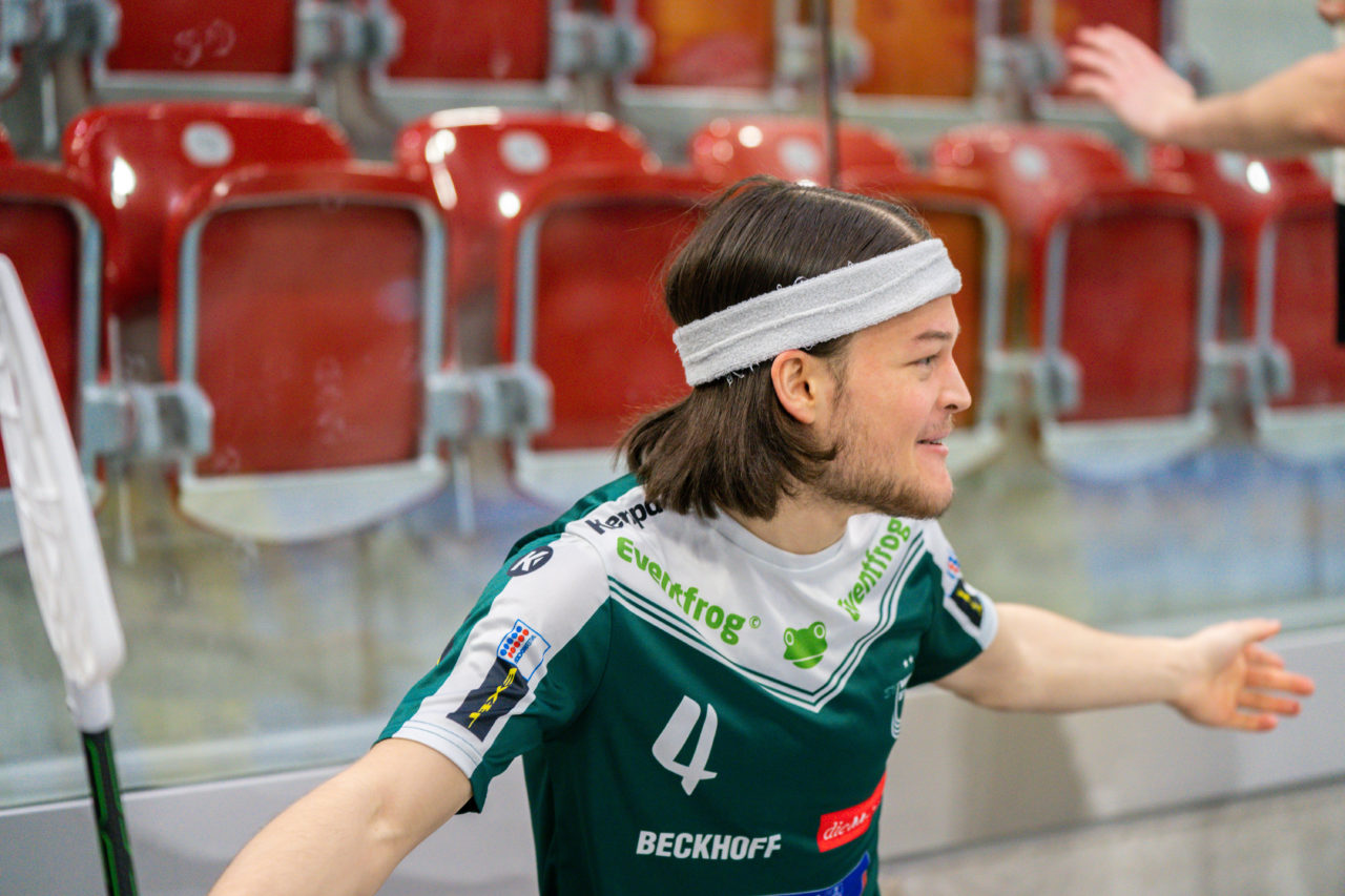 AXA Arena (Winterthur), 26.01.2019, Unihockey Herren NLA 19. Runde, HC Rychenberg Winterthur - SV Wiler-Ersigen, Michal Dudovic (Nr. 4, SV Wiler-Ersigen) bejubelt seinen Treffer zum 2:5

(Claudio Schwarz, unihockey-fotos.ch)

Copyright: Claudio Schwarz, unihockey-fotos.ch – Dieses Bild wurde durch swiss unihockey lizenziert und darf ausschliesslich auf den Online-Kanälen von swiss unihockey verwendet werden. Die redaktionelle oder kommerzielle Nutzung durch Dritte (Medien, Vereine, Unternehmen oder Privatpersonen) per Download von diesem flickr-Account ist ausgeschlossen. Das Bild kann bei Interesse via unihockey-fotos.ch kostenpflichtig lizenziert werden. unihockey-fotos.ch behält sich vor, fehlbaren Medien, Vereinen, Unternehmen oder Privatpersonen Bilder mit einem Zuschlag in Rechnung zu stellen.