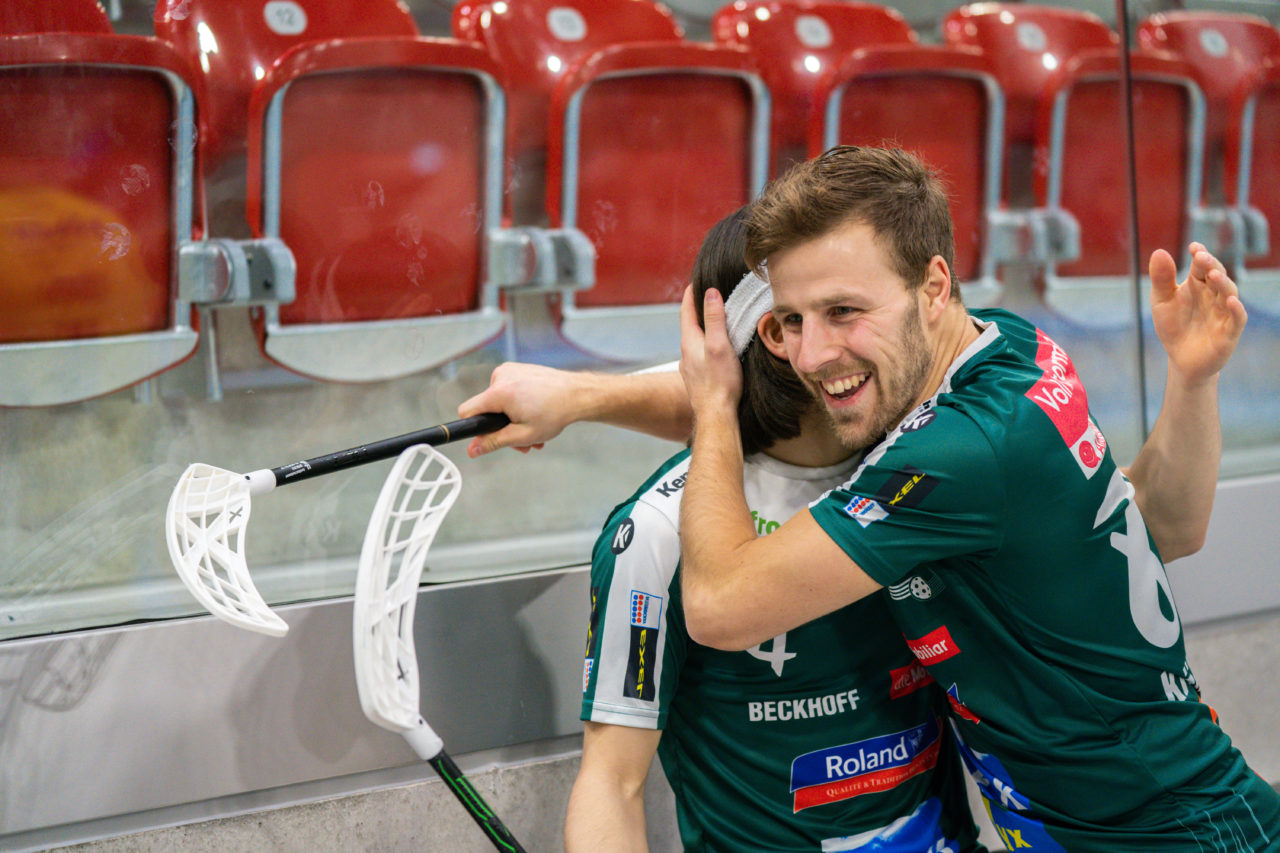AXA Arena (Winterthur), 26.01.2019, Unihockey Herren NLA 19. Runde, HC Rychenberg Winterthur - SV Wiler-Ersigen, Michal Dudovic (Nr. 4, SV Wiler-Ersigen) bejubelt seinen Treffer mit Joel Krähenbühl (Nr. 85, SV Wiler-Ersigen) zum 2:5

(Claudio Schwarz, unihockey-fotos.ch)

Copyright: Claudio Schwarz, unihockey-fotos.ch – Dieses Bild wurde durch swiss unihockey lizenziert und darf ausschliesslich auf den Online-Kanälen von swiss unihockey verwendet werden. Die redaktionelle oder kommerzielle Nutzung durch Dritte (Medien, Vereine, Unternehmen oder Privatpersonen) per Download von diesem flickr-Account ist ausgeschlossen. Das Bild kann bei Interesse via unihockey-fotos.ch kostenpflichtig lizenziert werden. unihockey-fotos.ch behält sich vor, fehlbaren Medien, Vereinen, Unternehmen oder Privatpersonen Bilder mit einem Zuschlag in Rechnung zu stellen.