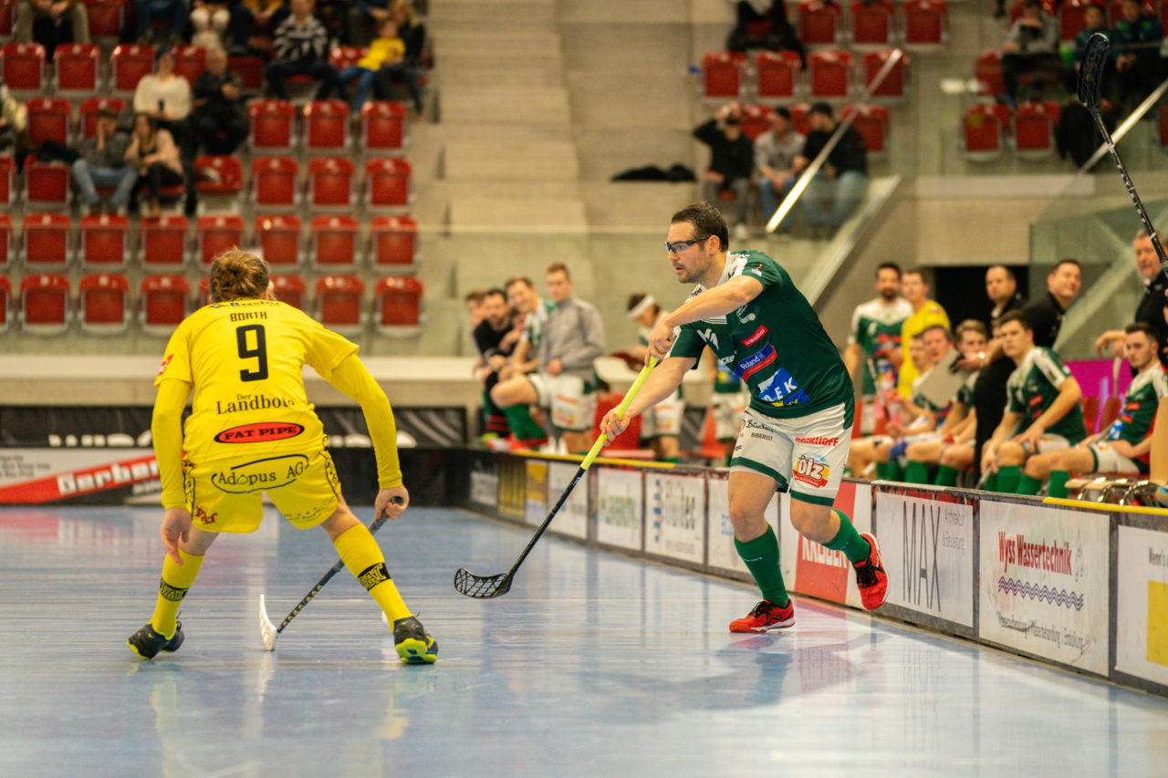 AXA Arena (Winterthur), 26.01.2019, Unihockey Herren NLA 19. Runde, HC Rychenberg Winterthur - SV Wiler-Ersigen, Matthias Hofbauer (Nr. 19, SV Wiler-Ersigen) spielt einen Pass

(Claudio Schwarz, unihockey-fotos.ch)

Copyright: Claudio Schwarz, unihockey-fotos.ch – Dieses Bild wurde durch swiss unihockey lizenziert und darf ausschliesslich auf den Online-Kanälen von swiss unihockey verwendet werden. Die redaktionelle oder kommerzielle Nutzung durch Dritte (Medien, Vereine, Unternehmen oder Privatpersonen) per Download von diesem flickr-Account ist ausgeschlossen. Das Bild kann bei Interesse via unihockey-fotos.ch kostenpflichtig lizenziert werden. unihockey-fotos.ch behält sich vor, fehlbaren Medien, Vereinen, Unternehmen oder Privatpersonen Bilder mit einem Zuschlag in Rechnung zu stellen.