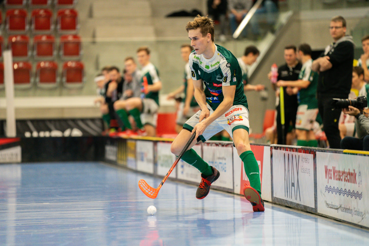 AXA Arena (Winterthur), 26.01.2019, Unihockey Herren NLA 19. Runde, HC Rychenberg Winterthur - SV Wiler-Ersigen, Nicola Bischofberger (Nr. 2, SV Wiler-Ersigen) am Ball

(Claudio Schwarz, unihockey-fotos.ch)

Copyright: Claudio Schwarz, unihockey-fotos.ch – Dieses Bild wurde durch swiss unihockey lizenziert und darf ausschliesslich auf den Online-Kanälen von swiss unihockey verwendet werden. Die redaktionelle oder kommerzielle Nutzung durch Dritte (Medien, Vereine, Unternehmen oder Privatpersonen) per Download von diesem flickr-Account ist ausgeschlossen. Das Bild kann bei Interesse via unihockey-fotos.ch kostenpflichtig lizenziert werden. unihockey-fotos.ch behält sich vor, fehlbaren Medien, Vereinen, Unternehmen oder Privatpersonen Bilder mit einem Zuschlag in Rechnung zu stellen.